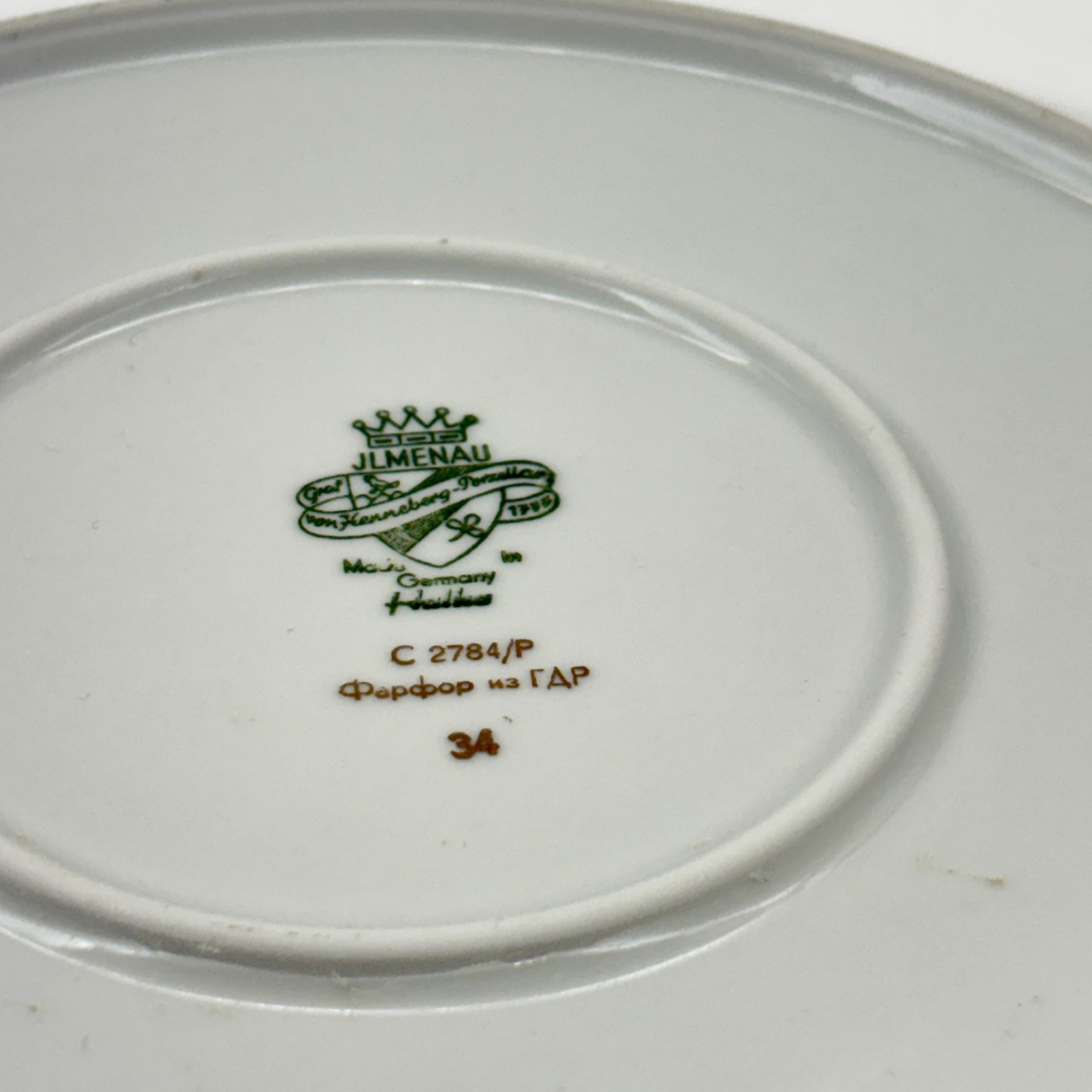 Блюдо круглой формы с цветочным декором золотистого цвета, фарфор, деколь, золочение, Graf Von Henneberg Porzellan, 1777 Jlmenau, ГДР, 1973-1977 гг.