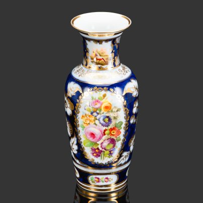 Ваза, украшенная изображением букетов цветов в картушах с золотистым флоральным декором на кобальтовом фоне, фарфор, роспись, золочение, Франция, 1880-1900 гг.