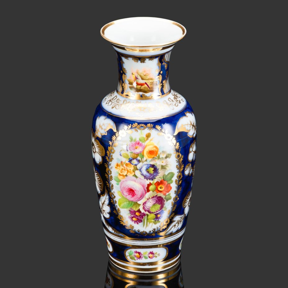 Ваза, украшенная изображением букетов цветов в картушах с золотистым флоральным декором на кобальтовом фоне, фарфор, роспись, золочение, Франция, 1880-1900 гг.