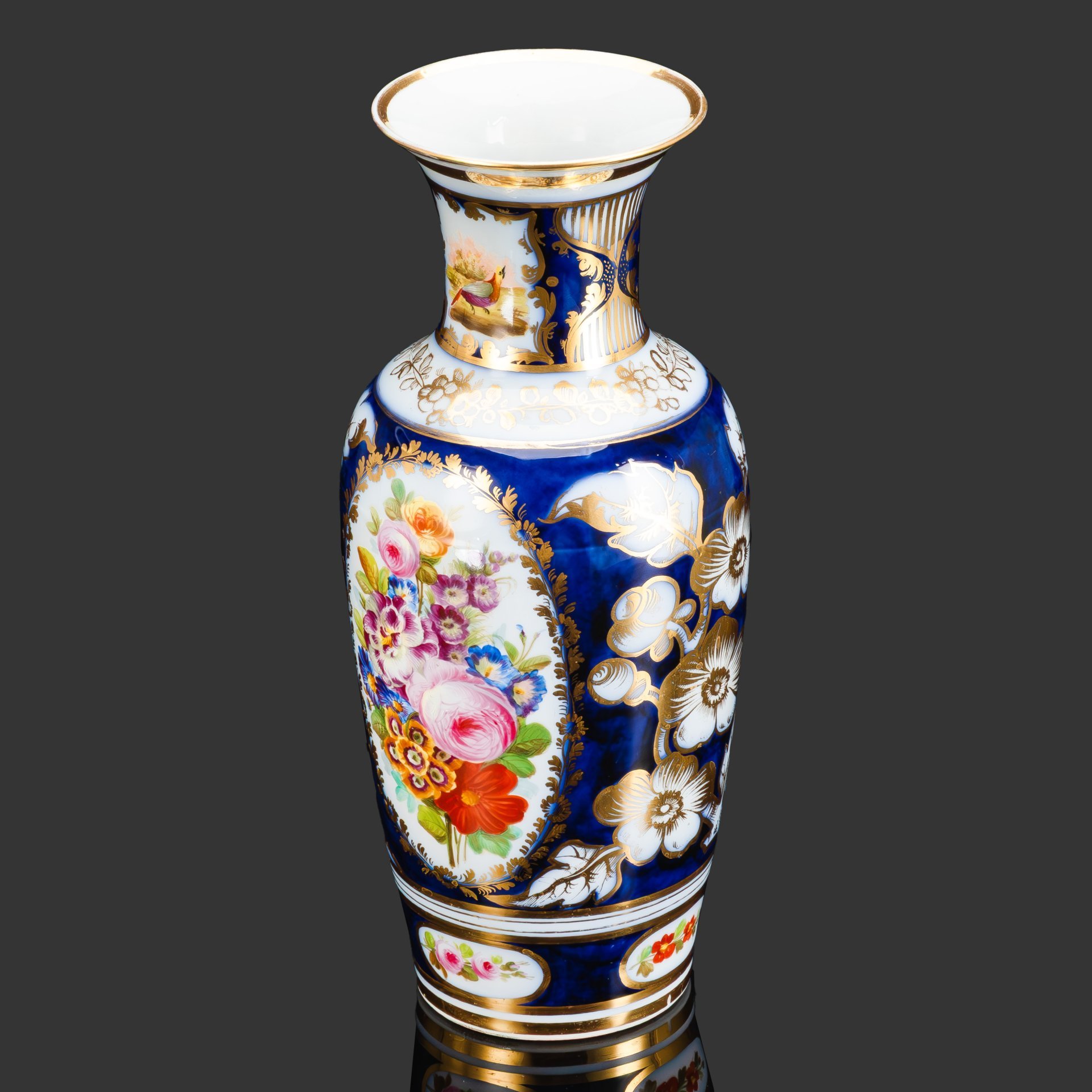 Ваза, украшенная изображением букетов цветов в картушах с золотистым флоральным декором на кобальтовом фоне, фарфор, роспись, золочение, Франция, 1880-1900 гг.