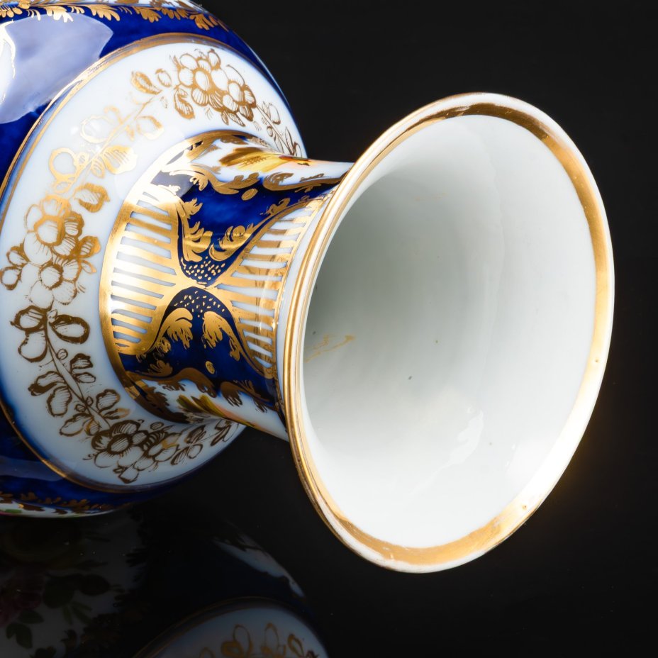 Ваза, украшенная изображением букетов цветов в картушах с золотистым флоральным декором на кобальтовом фоне