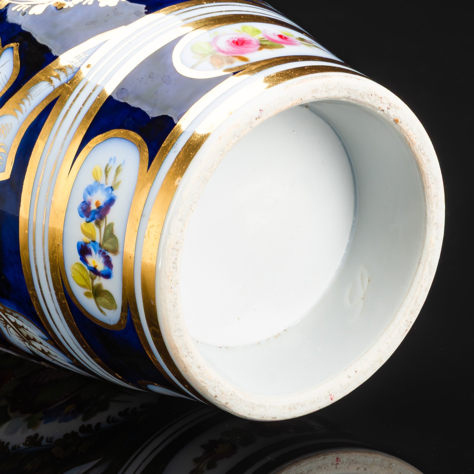 Ваза, украшенная изображением букетов цветов в картушах с золотистым флоральным декором на кобальтовом фоне, фарфор, роспись, золочение, Франция, 1880-1900 гг.