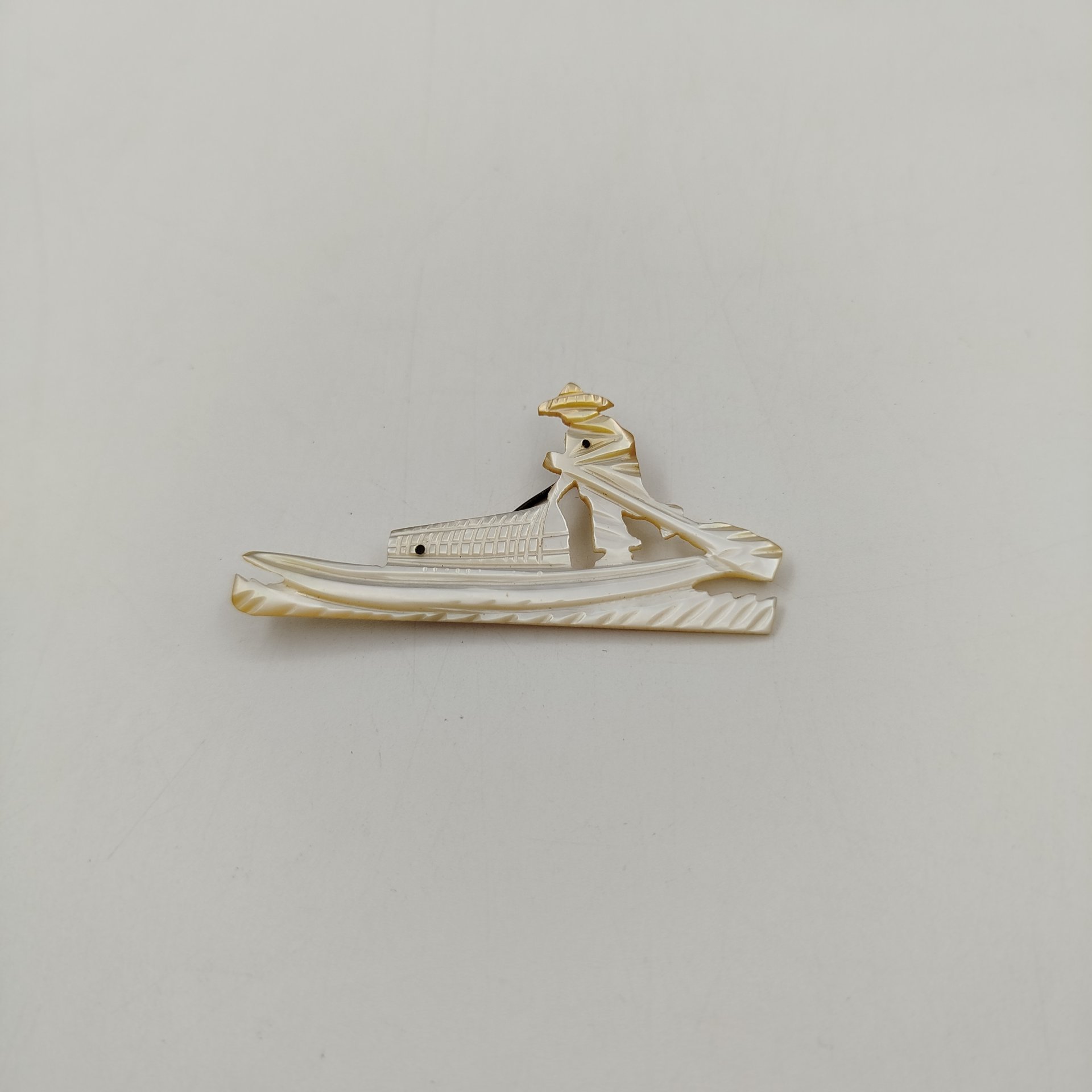 Брошь "Рыбак в лодке", металл, перламутр, резьба, Азия, 1970-1990 гг.