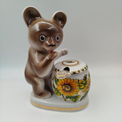 Статуэтка (ёмкость для хранения) "Медведь с бочонком мёда" ("Лакомка коричневый"), автор формы Н.А. Малышева, фарфор, деколь, роспись, золочение, Дулевский фарфоровый завод (Дулёво), Россия, 2003 г.