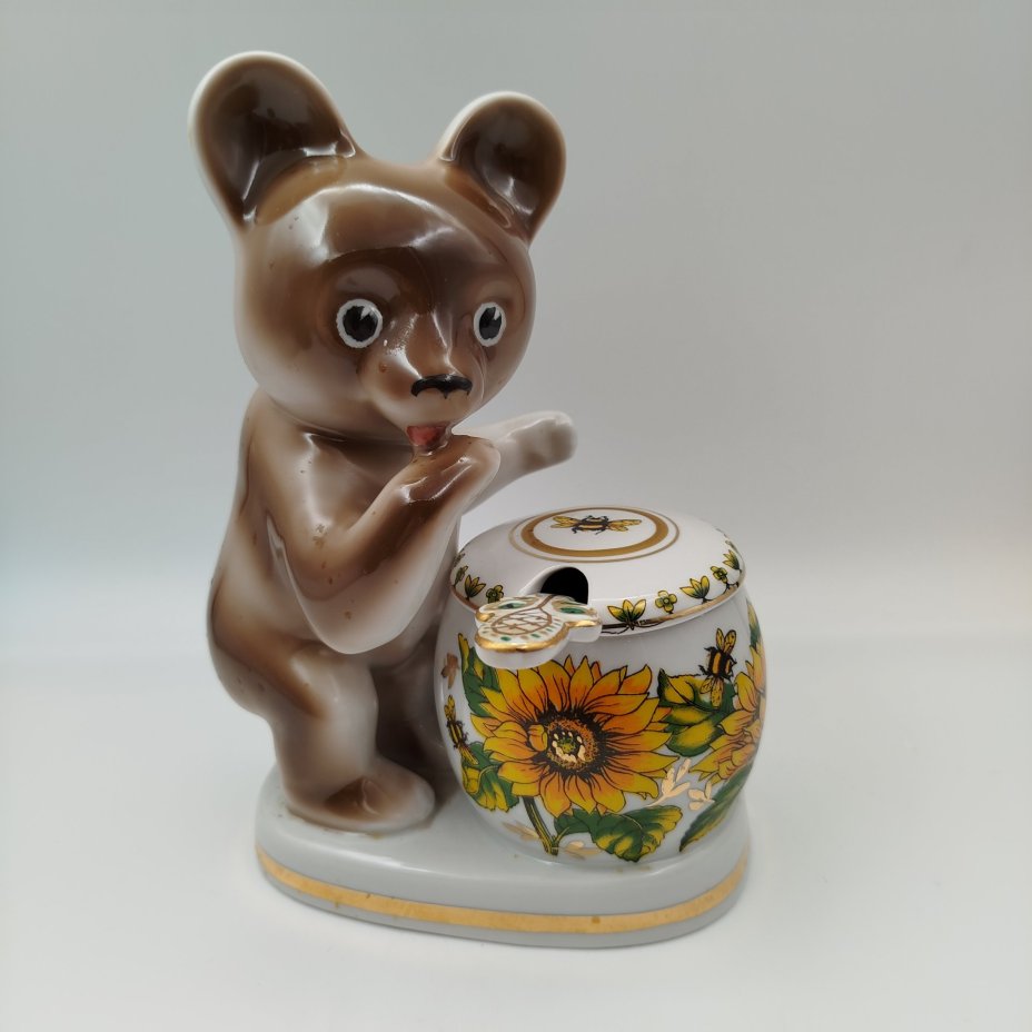 Статуэтка (ёмкость для хранения) "Медведь с бочонком мёда" ("Лакомка коричневый"), автор формы Н.А. Малышева, фарфор, деколь, роспись, золочение, Дулевский фарфоровый завод (Дулёво), Россия, 2003 г.