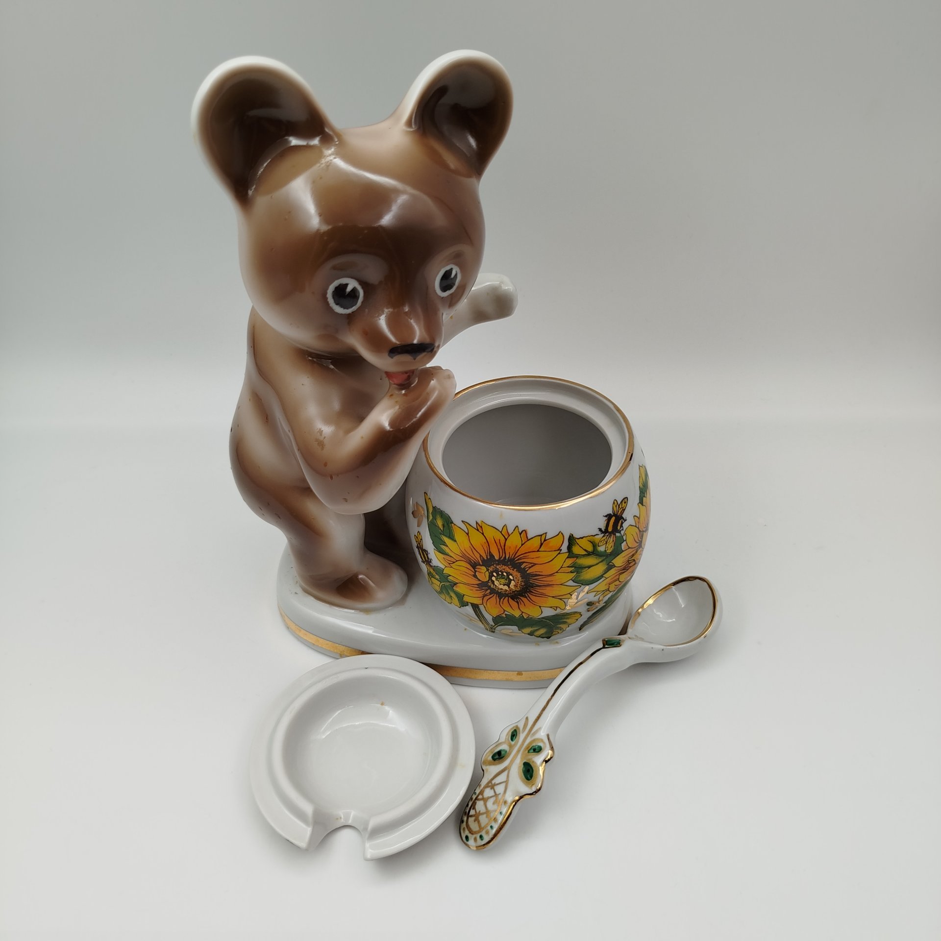 Статуэтка (ёмкость для хранения) "Медведь с бочонком мёда" ("Лакомка коричневый"), автор формы Н.А. Малышева, фарфор, деколь, роспись, золочение, Дулевский фарфоровый завод (Дулёво), Россия, 2003 г.