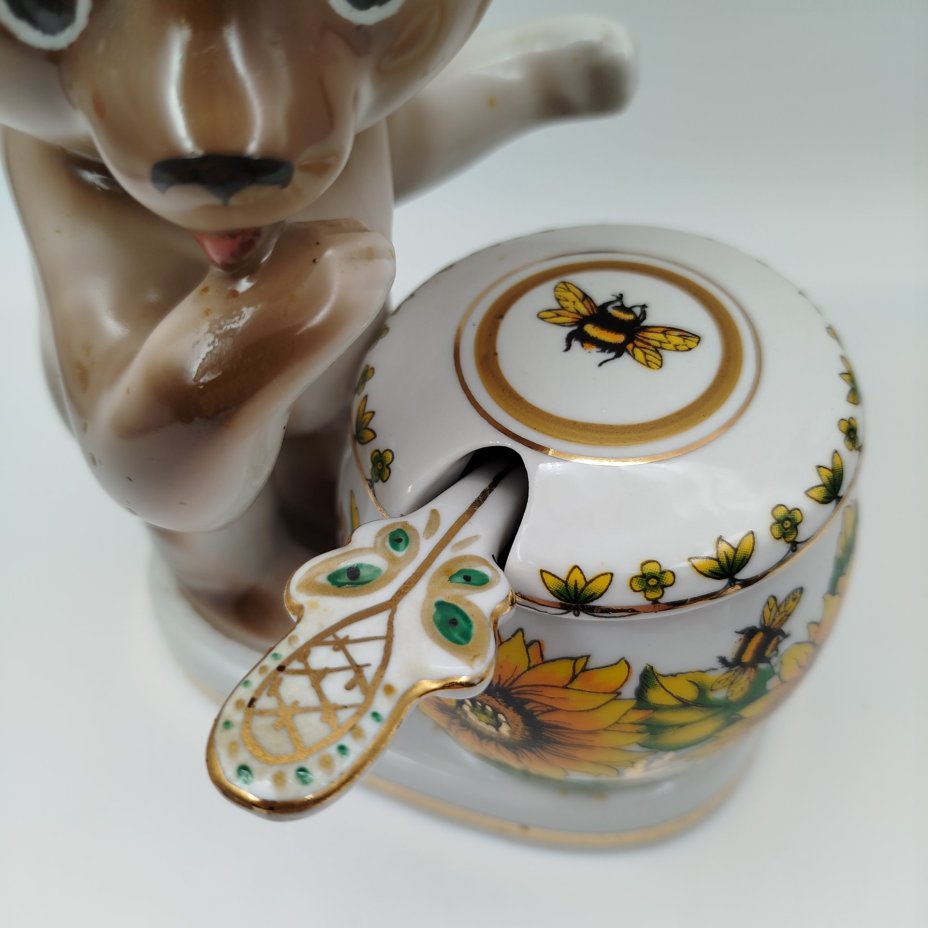 Статуэтка (ёмкость для хранения) "Медведь с бочонком мёда" ("Лакомка коричневый"), автор формы Н.А. Малышева, фарфор, деколь, роспись, золочение, Дулевский фарфоровый завод (Дулёво), Россия, 2003 г.