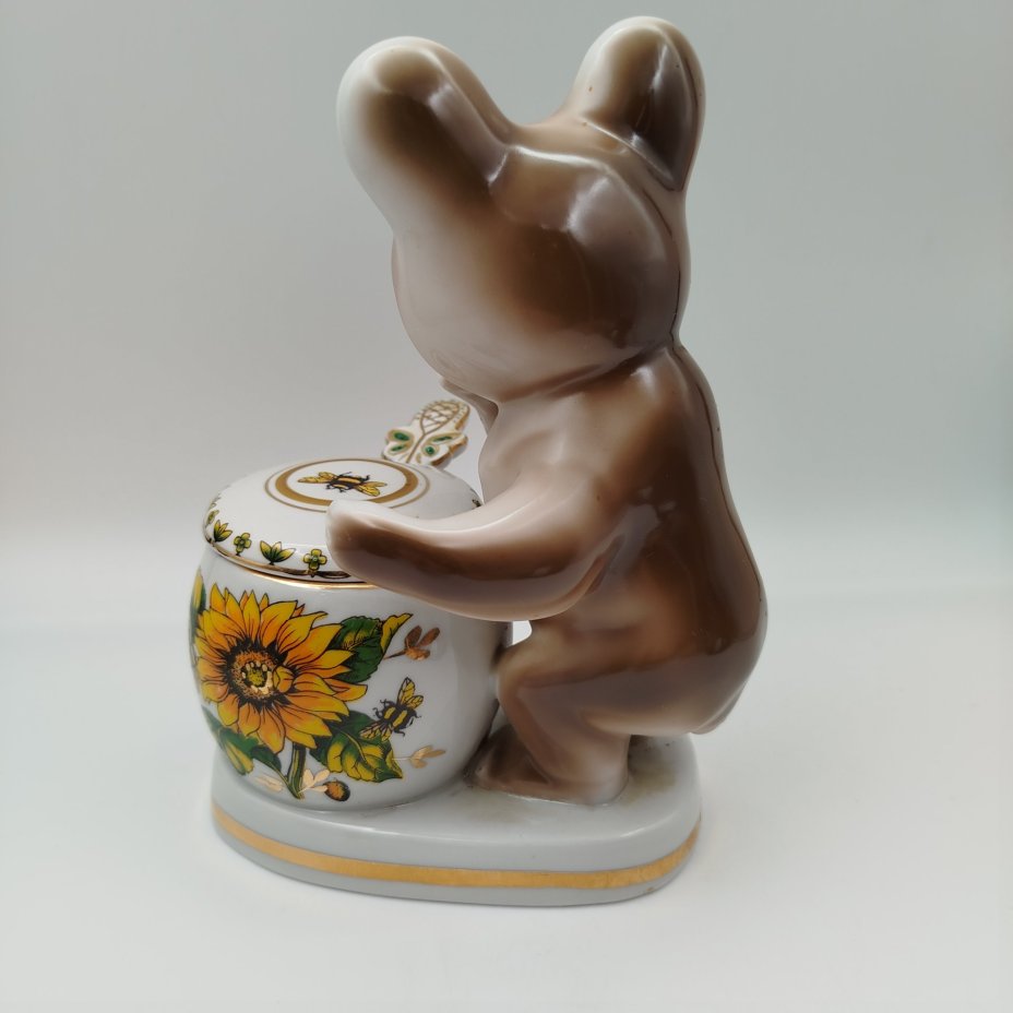 Статуэтка (ёмкость для хранения) "Медведь с бочонком мёда" ("Лакомка коричневый"), автор формы Н.А. Малышева, фарфор, деколь, роспись, золочение, Дулевский фарфоровый завод (Дулёво), Россия, 2003 г.