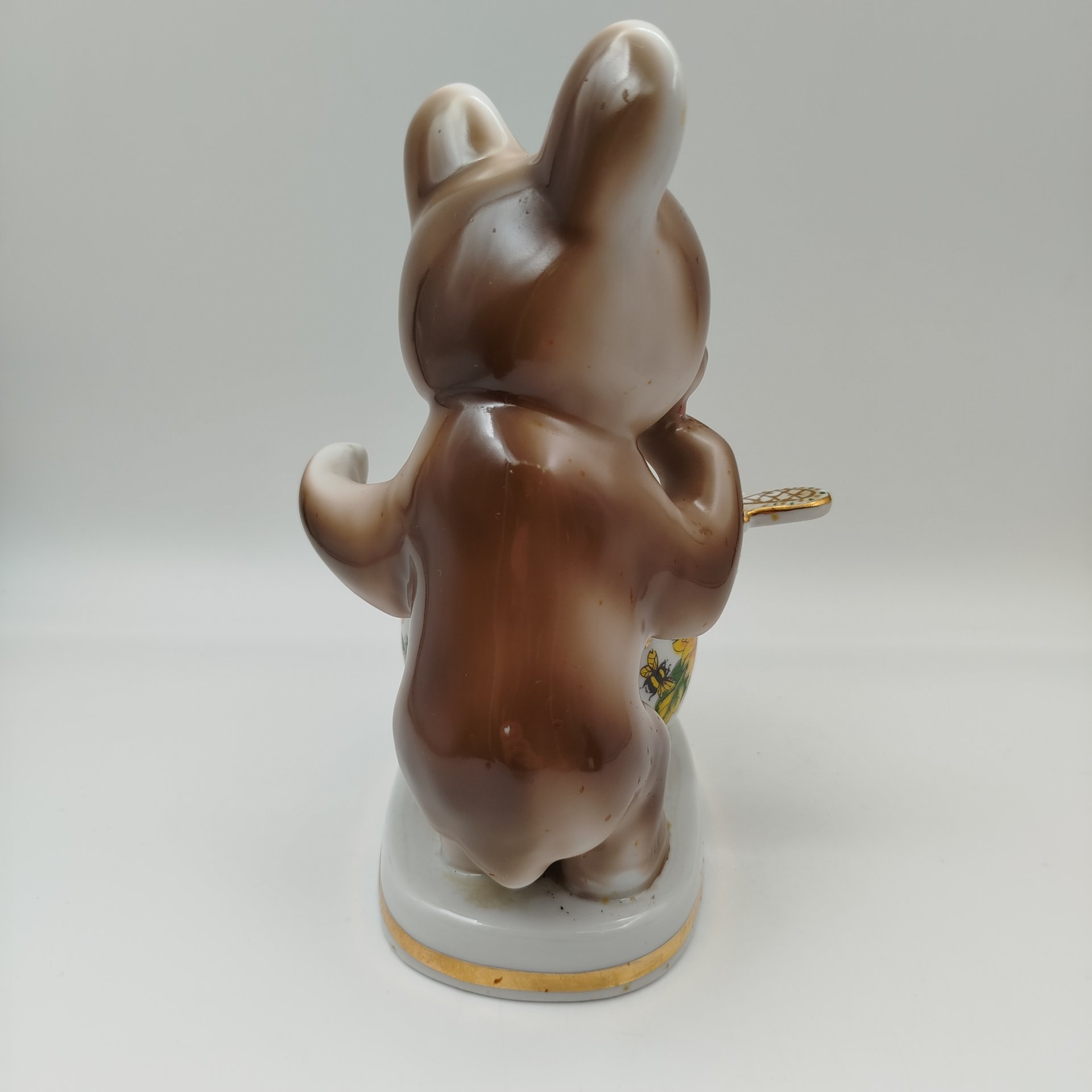 Статуэтка (ёмкость для хранения) "Медведь с бочонком мёда" ("Лакомка коричневый"), автор формы Н.А. Малышева, фарфор, деколь, роспись, золочение, Дулевский фарфоровый завод (Дулёво), Россия, 2003 г.