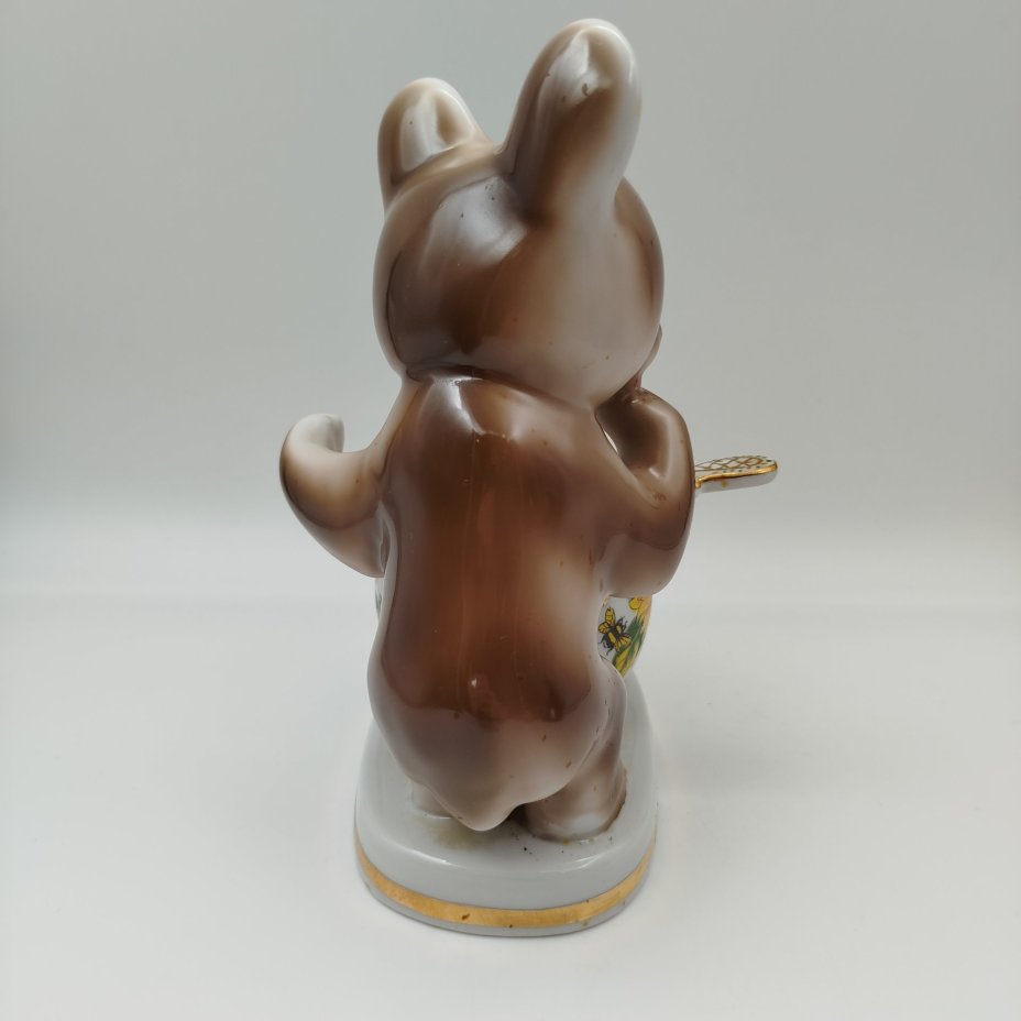 Статуэтка (ёмкость для хранения) "Медведь с бочонком мёда" ("Лакомка коричневый"), автор формы Н.А. Малышева, фарфор, деколь, роспись, золочение, Дулевский фарфоровый завод (Дулёво), Россия, 2003 г.