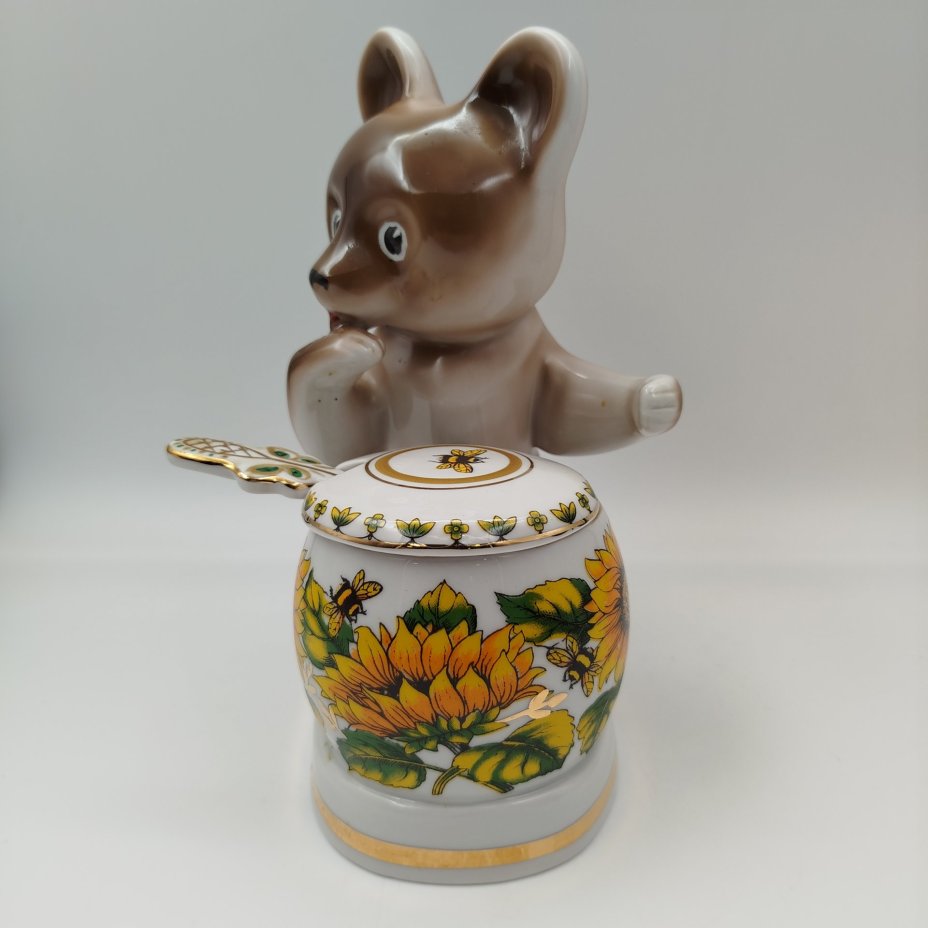 Статуэтка (ёмкость для хранения) "Медведь с бочонком мёда" ("Лакомка коричневый"), автор формы Н.А. Малышева, фарфор, деколь, роспись, золочение, Дулевский фарфоровый завод (Дулёво), Россия, 2003 г.