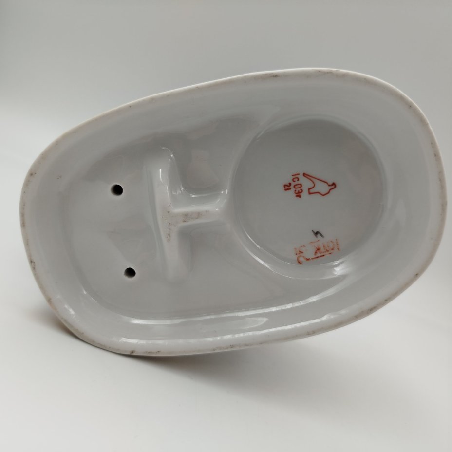 Статуэтка (ёмкость для хранения) "Медведь с бочонком мёда" ("Лакомка коричневый"), автор формы Н.А. Малышева, фарфор, деколь, роспись, золочение, Дулевский фарфоровый завод (Дулёво), Россия, 2003 г.