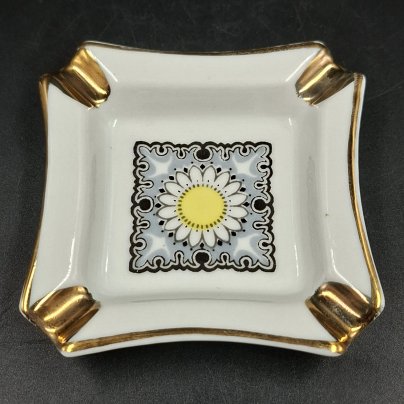 Пепельница миниатюрная квадратной формы с цветочным мотивом, фарфор, деколь, золочение, Рижский фарфорово-фаянсовый завод, СССР, 1970-1980 гг.