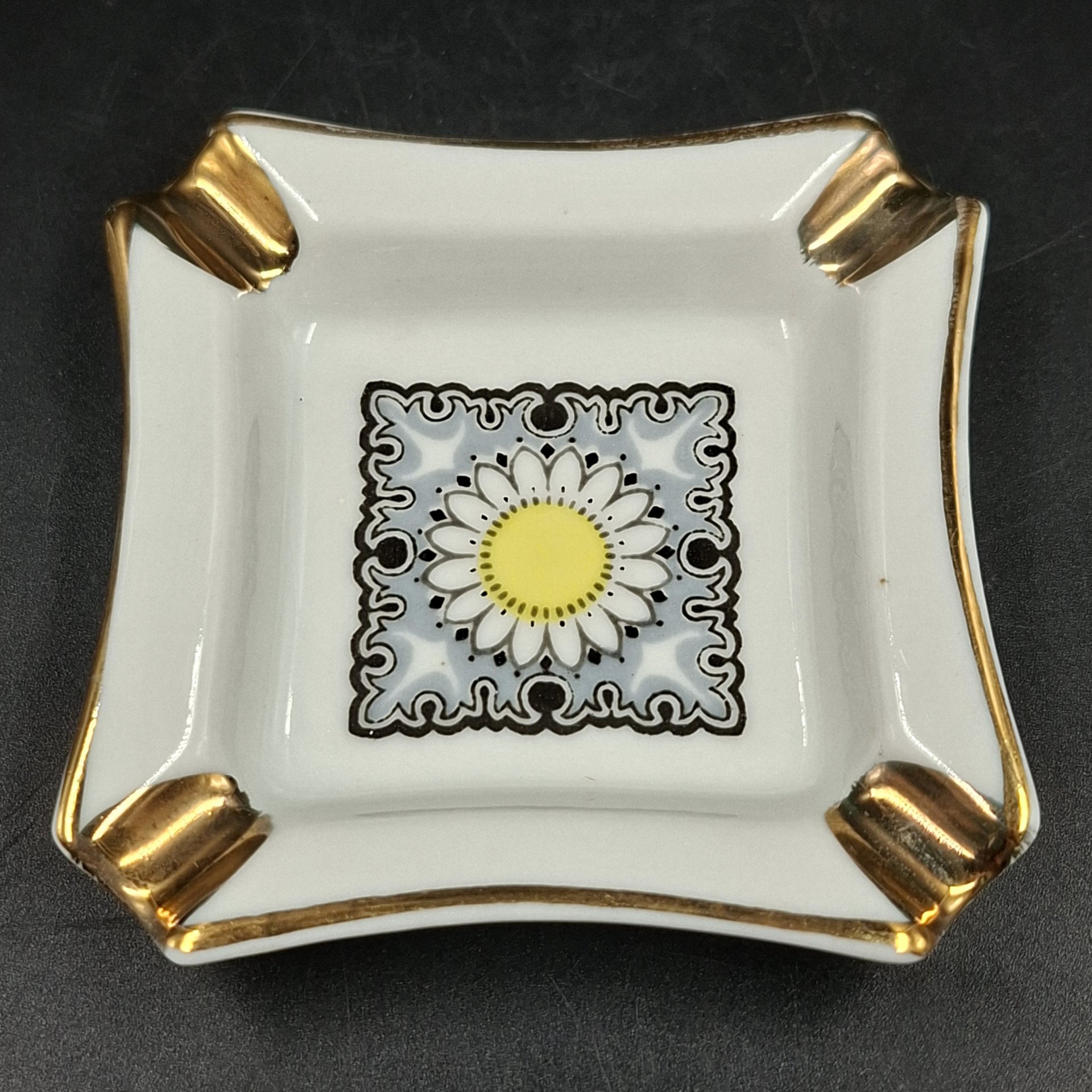 Пепельница миниатюрная квадратной формы с цветочным мотивом, фарфор, деколь, золочение, Рижский фарфорово-фаянсовый завод, СССР, 1970-1980 гг.