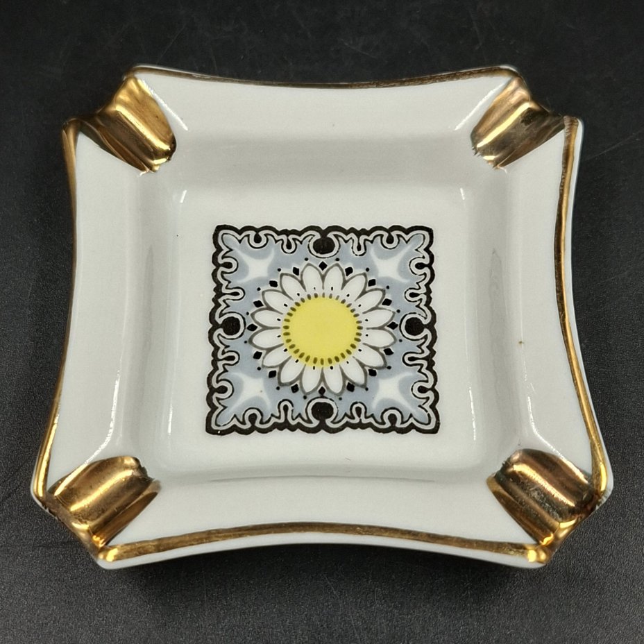 Пепельница миниатюрная квадратной формы с цветочным мотивом, фарфор, деколь, золочение, Рижский фарфорово-фаянсовый завод, СССР, 1970-1980 гг.