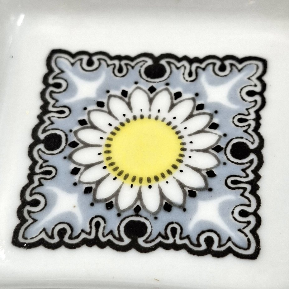 Пепельница миниатюрная квадратной формы с цветочным мотивом, фарфор, деколь, золочение, Рижский фарфорово-фаянсовый завод, СССР, 1970-1980 гг.