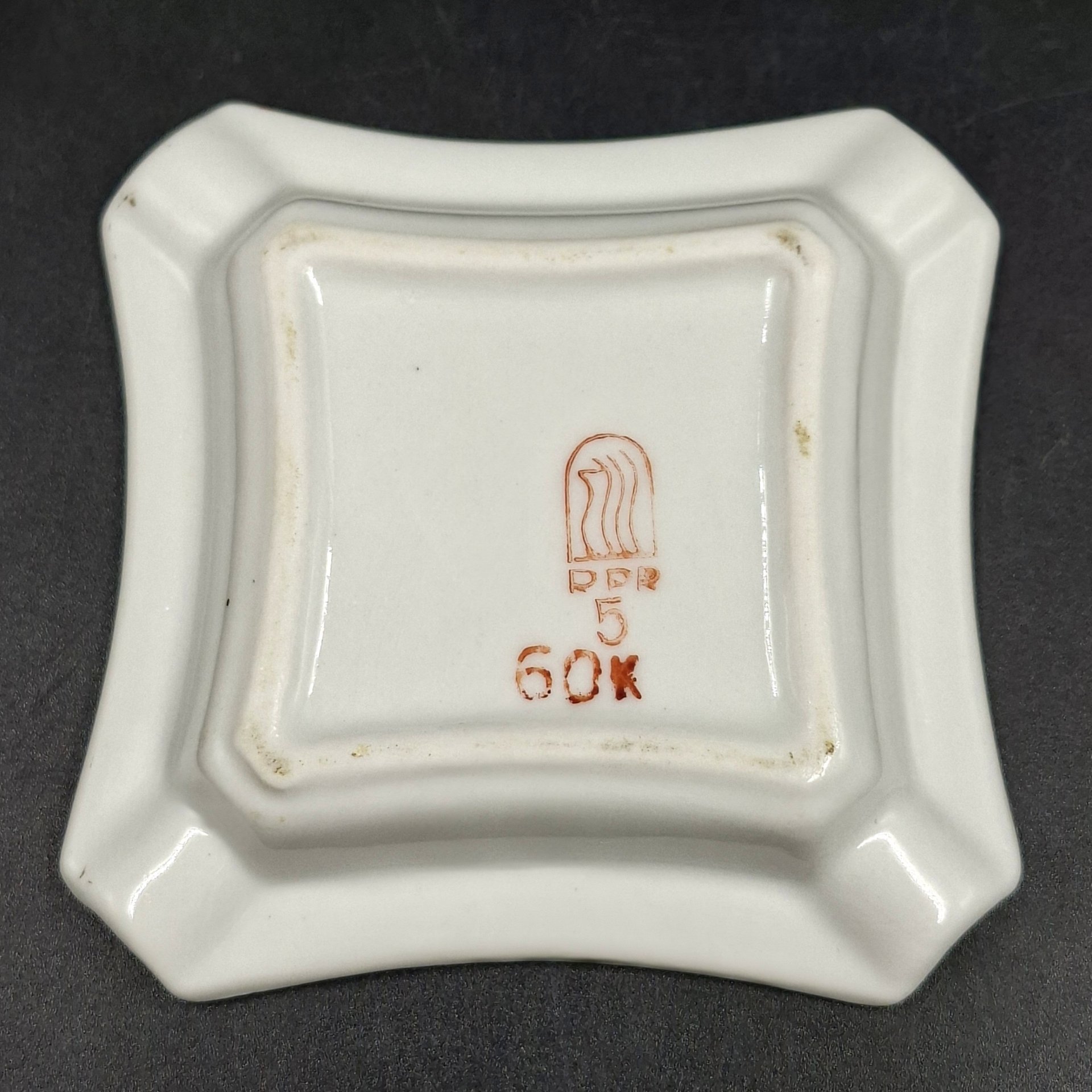 Пепельница миниатюрная квадратной формы с цветочным мотивом, фарфор, деколь, золочение, Рижский фарфорово-фаянсовый завод, СССР, 1970-1980 гг.