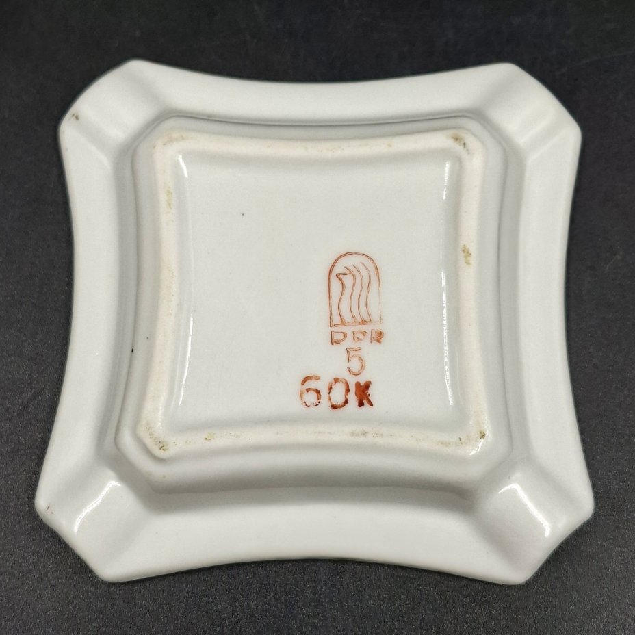 Пепельница миниатюрная квадратной формы с цветочным мотивом, фарфор, деколь, золочение, Рижский фарфорово-фаянсовый завод, СССР, 1970-1980 гг.