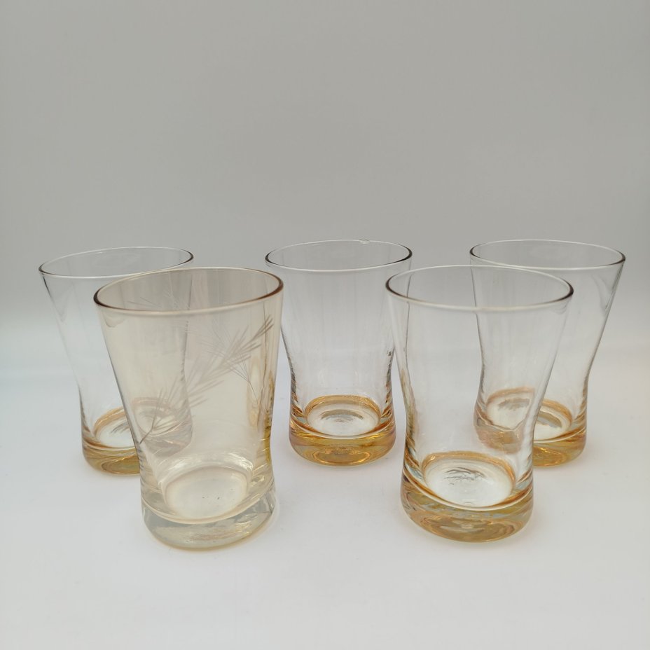 Набор из пяти стаканов медово-желтого оттенка (в подборе), цветное стекло, СССР, 1970-1990 гг.