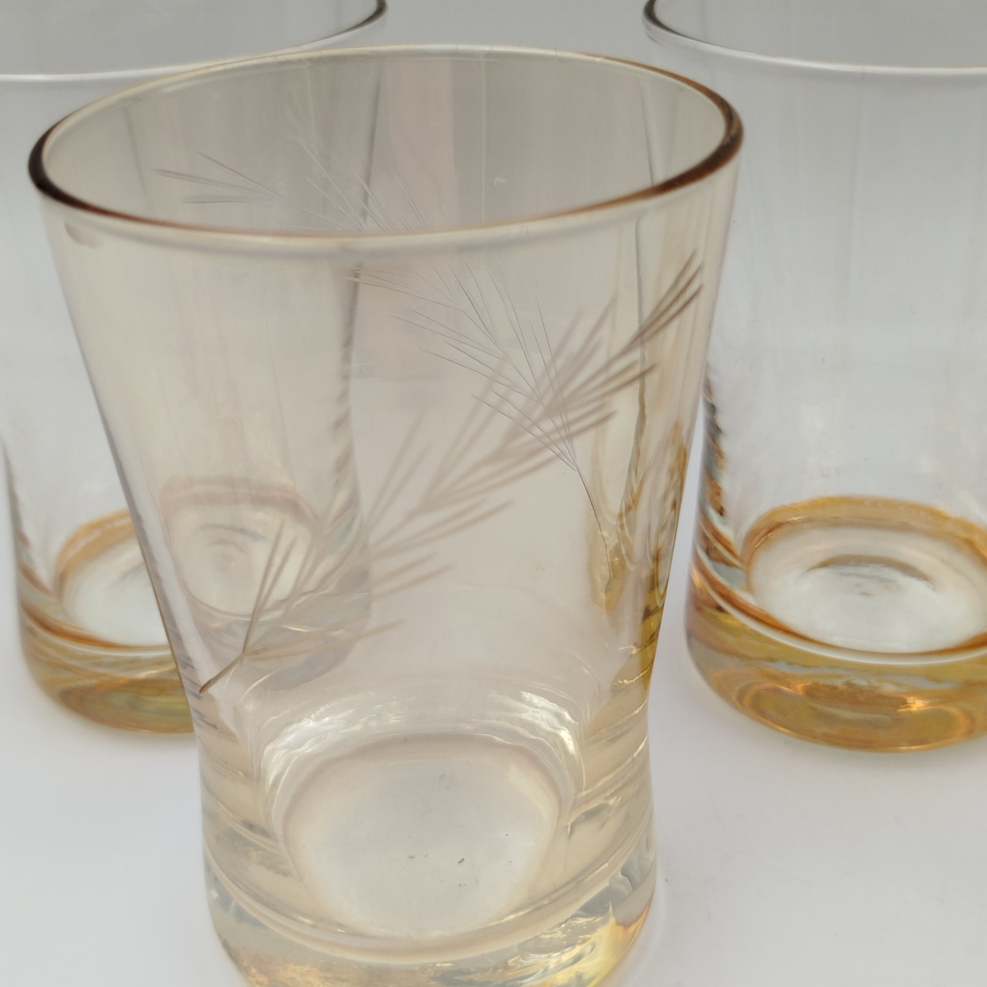 Набор из пяти стаканов медово-желтого оттенка (в подборе), цветное стекло, СССР, 1970-1990 гг.