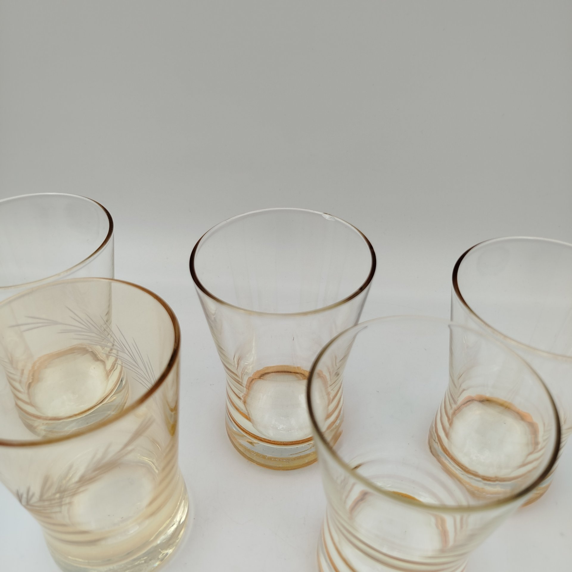 Набор из пяти стаканов медово-желтого оттенка (в подборе), цветное стекло, СССР, 1970-1990 гг.