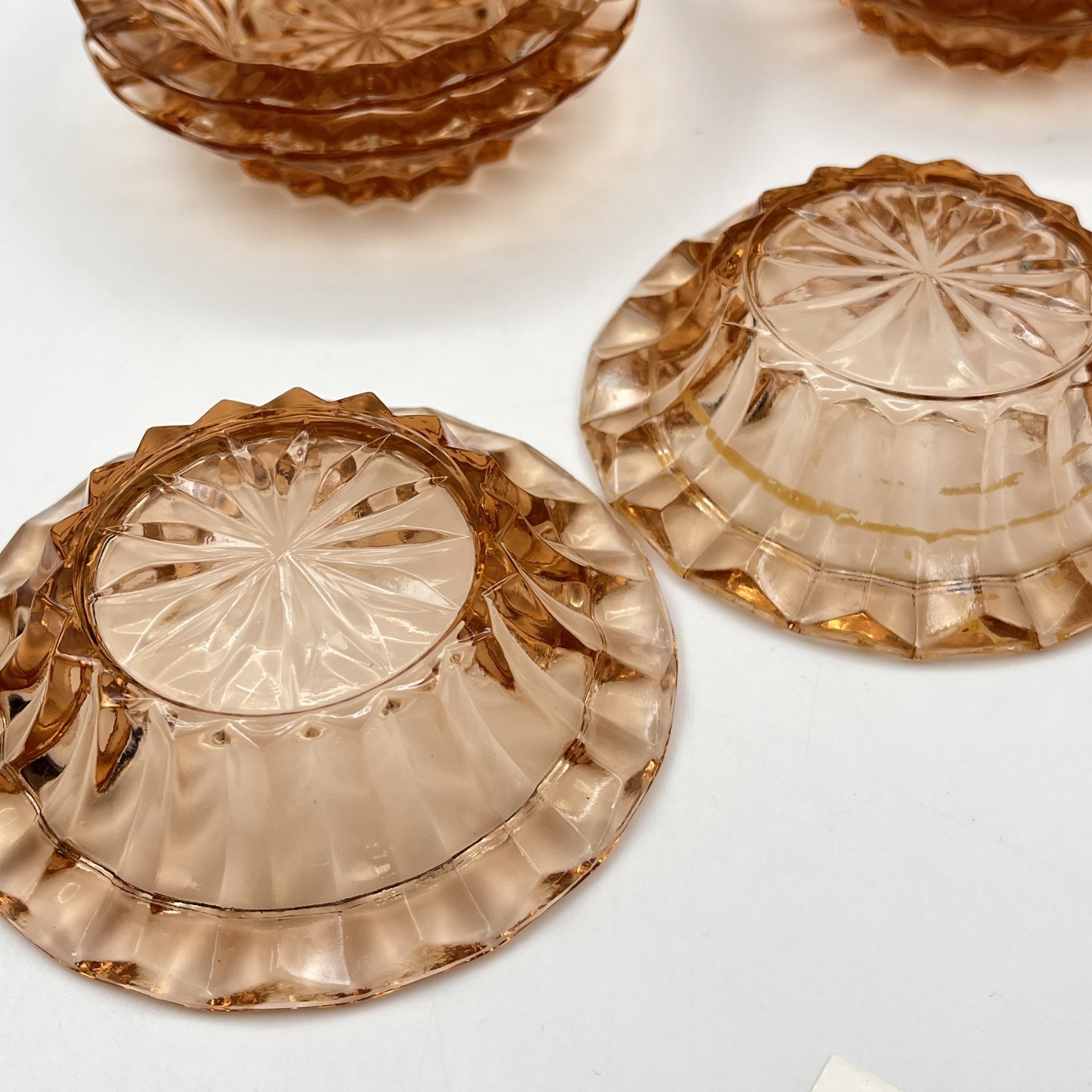 Набор розеток для подачи варенья карамельного оттенка на 6 персон, Запрудненский завод электровакуумных приборов, цветное стекло, пресс, СССР, 1960-1980 гг.