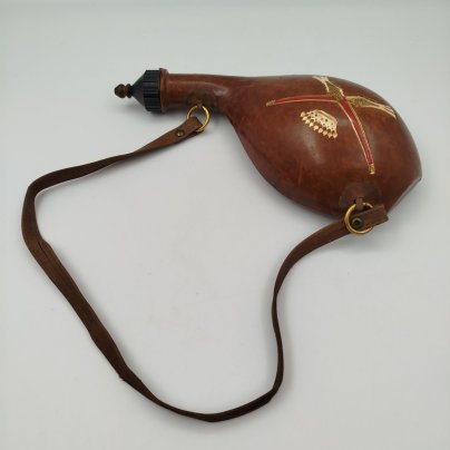 Пороховница, декорированная изображением мушкетов, стекло, кожа, тиснение, металл, Италия, 1970-1990 гг.