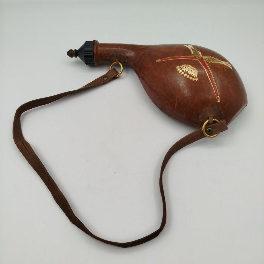 Пороховница, декорированная изображением мушкетов, стекло, кожа, тиснение, металл, Италия, 1970-1990 гг.