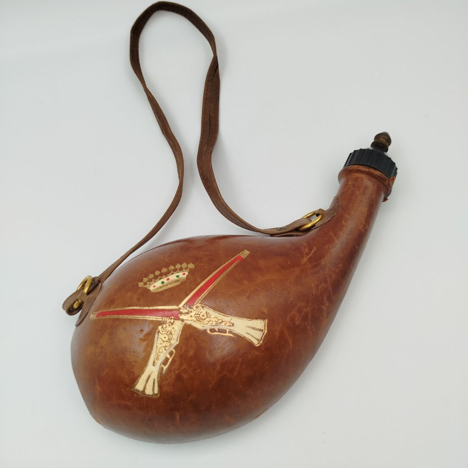 Пороховница, декорированная изображением мушкетов