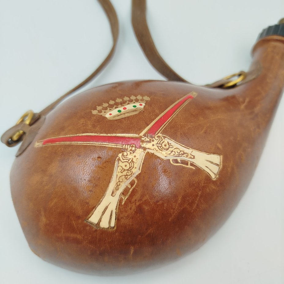 Пороховница, декорированная изображением мушкетов