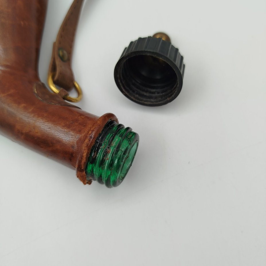 Пороховница, декорированная изображением мушкетов