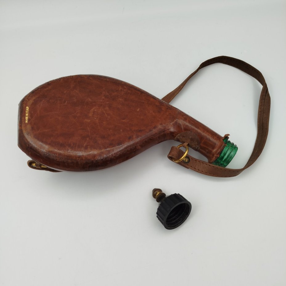 Пороховница, декорированная изображением мушкетов