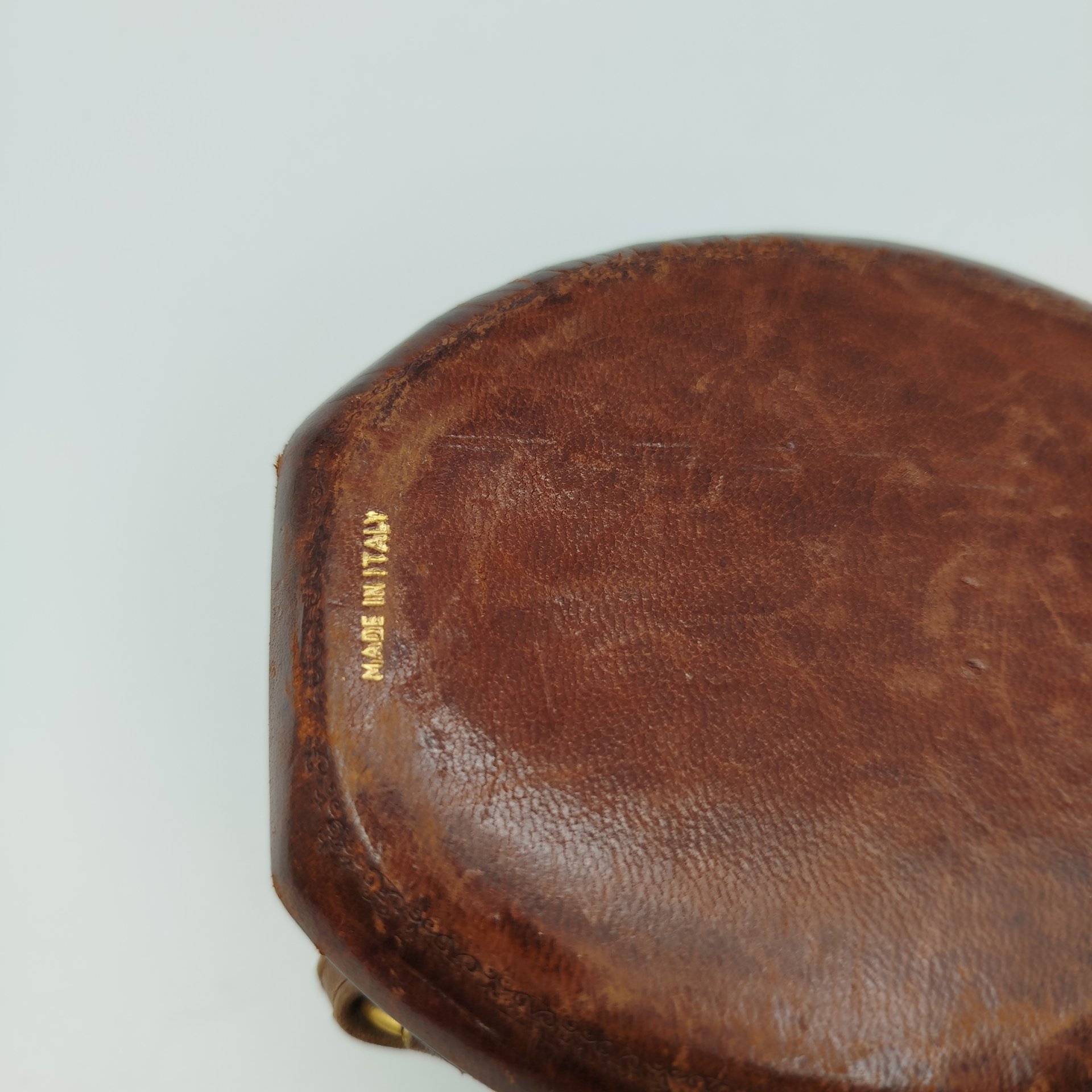 Пороховница, декорированная изображением мушкетов, стекло, кожа, тиснение, металл, Италия, 1970-1990 гг.