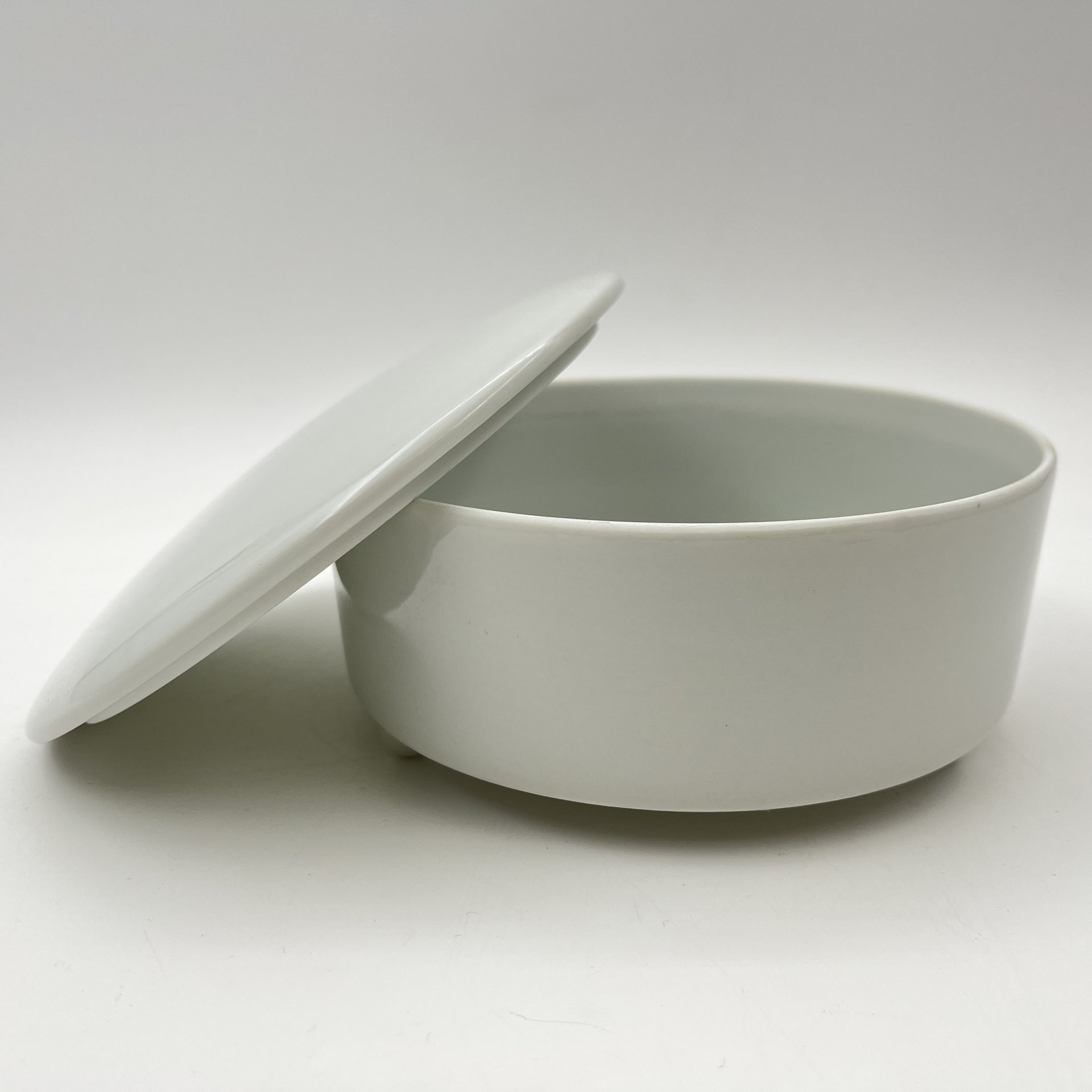 Шкатулка круглой формы, фарфор, Limoges, Франция, 1960-1980 гг.