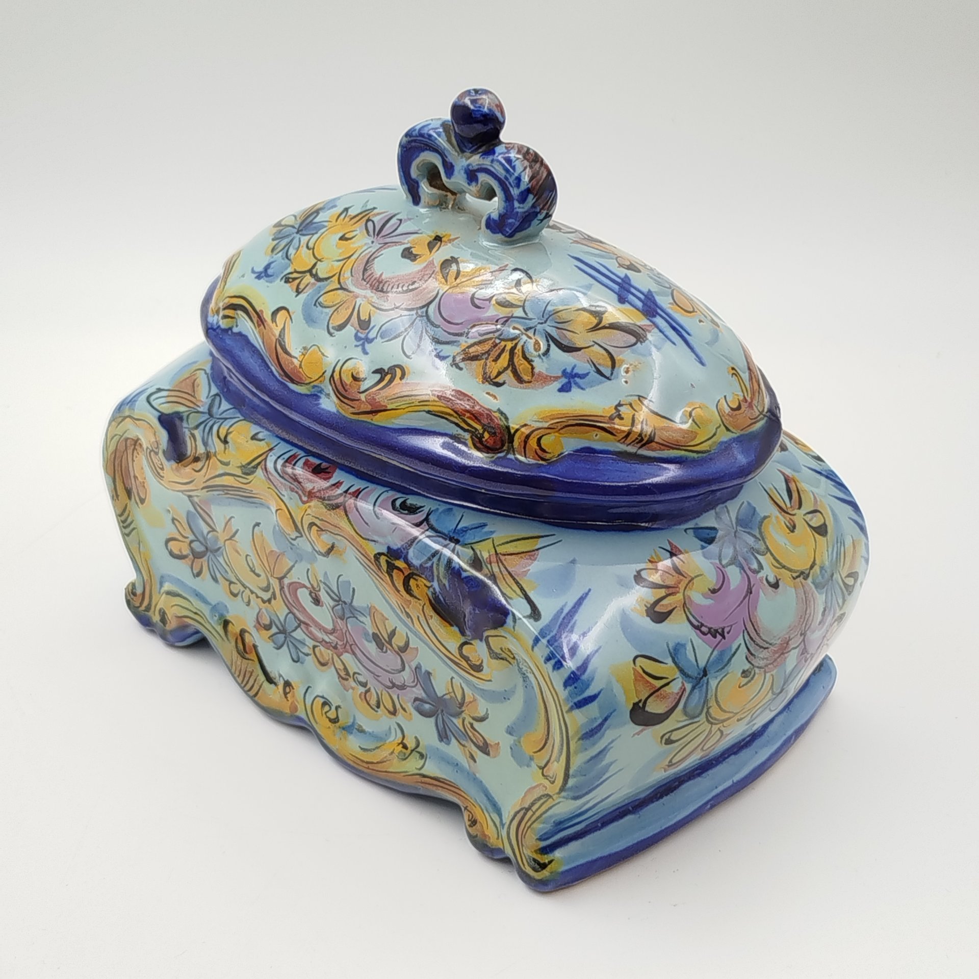 Бисквитница (ёмкость для хранения сыпучих продуков) с цветочным декором