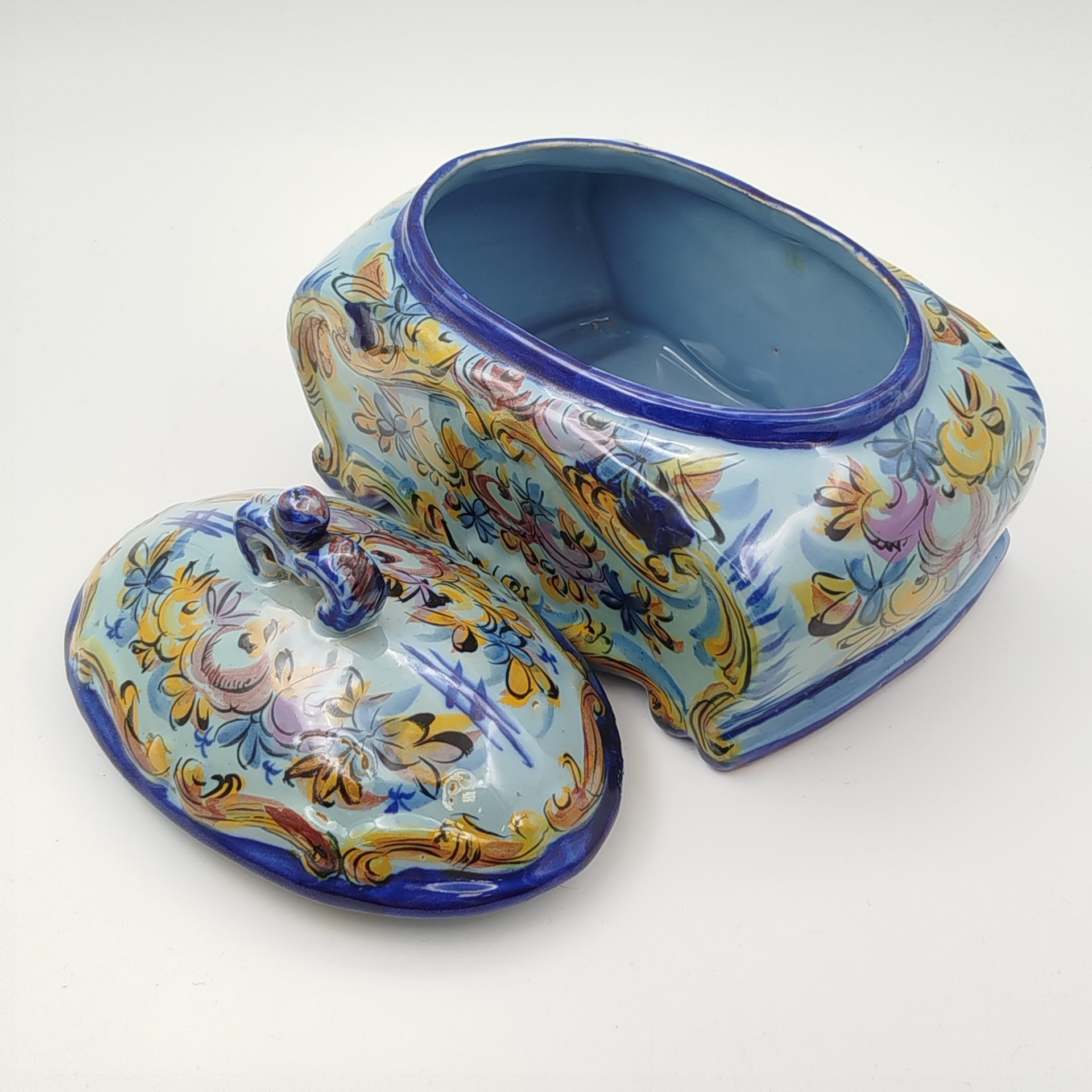 Бисквитница (ёмкость для хранения сыпучих продуков) с цветочным декором