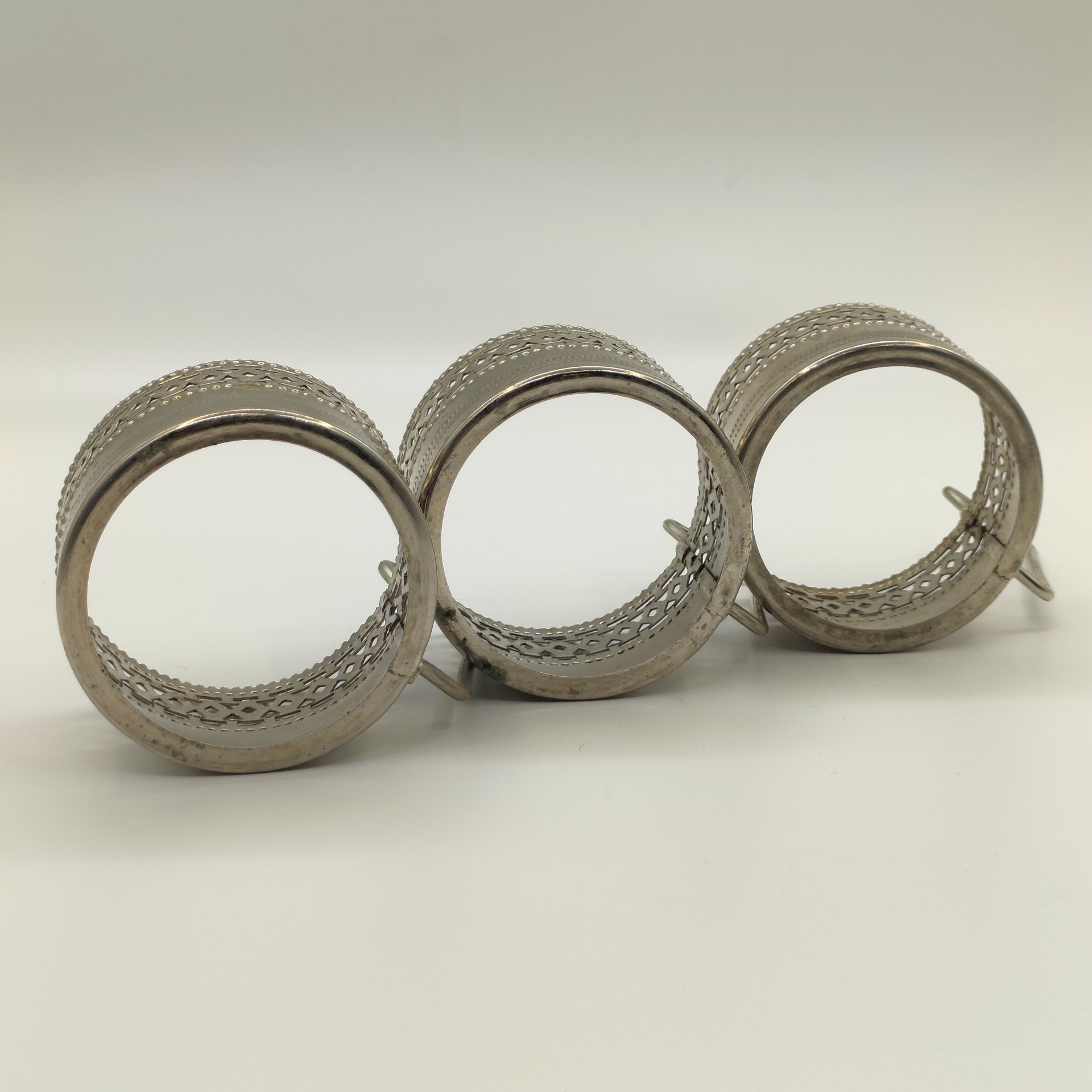 Набор из 3-х подстаканников с прорезным геометрическим декором, нержавеющая сталь