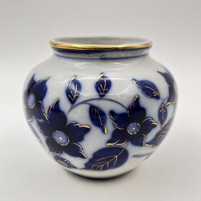 Ваза миниатюрная с цветочным декором кобальтового оттенка, фарфор, роспись, золочение, Турыгинский фарфоровый завод артели «Художественная керамика» (Гжель), СССР, 1940-1950 гг.