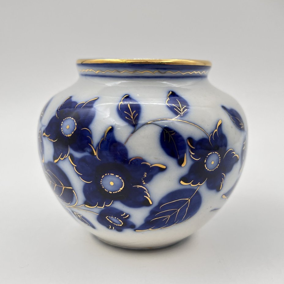 Ваза миниатюрная с цветочным декором кобальтового оттенка