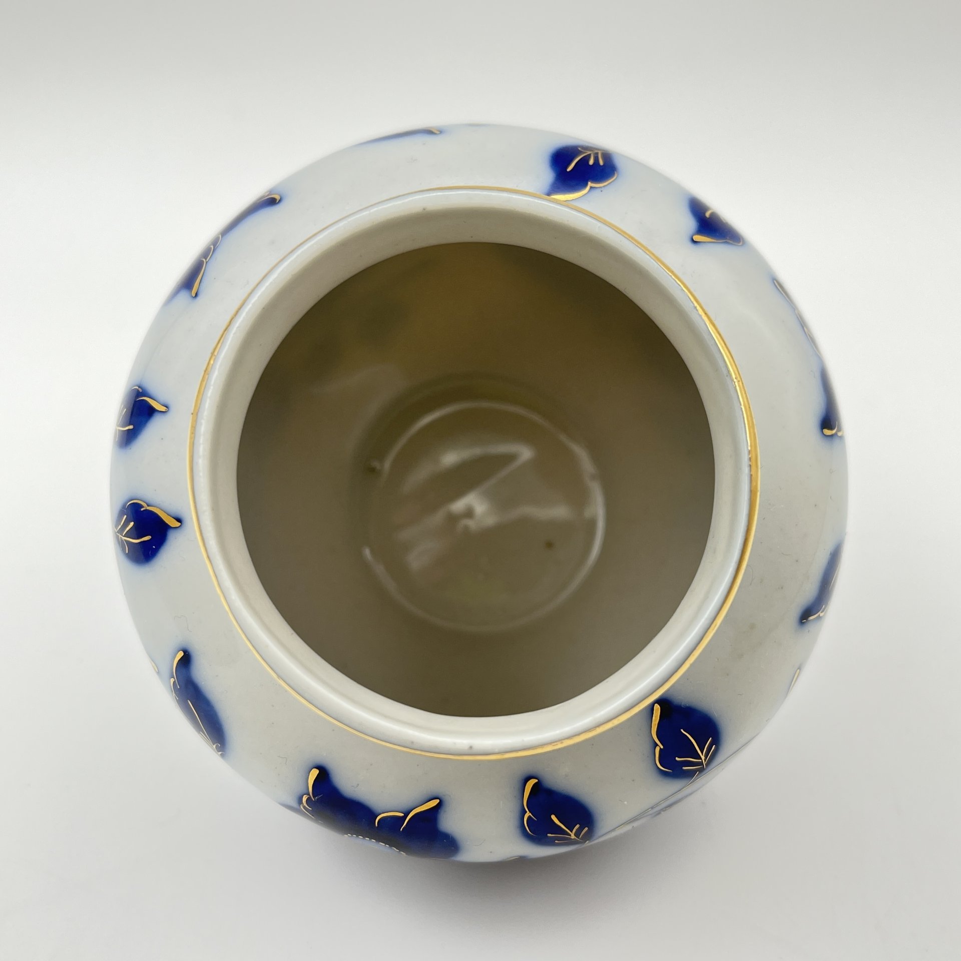 Ваза миниатюрная с цветочным декором кобальтового оттенка, фарфор, роспись, золочение, Турыгинский фарфоровый завод артели «Художественная керамика» (Гжель), СССР, 1940-1950 гг.