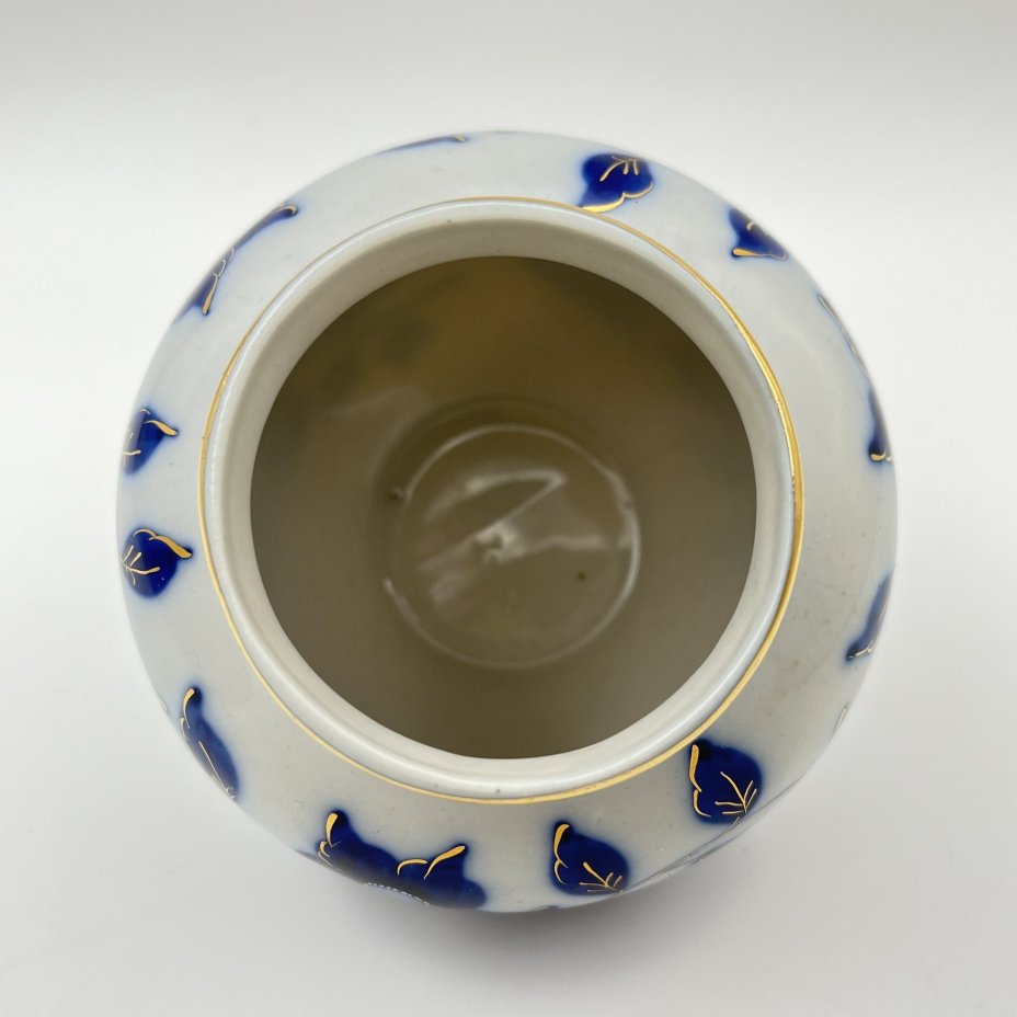 Ваза миниатюрная с цветочным декором кобальтового оттенка