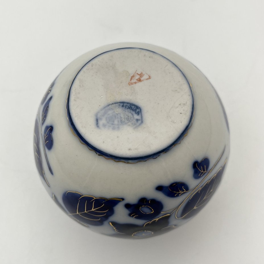 Ваза миниатюрная с цветочным декором кобальтового оттенка