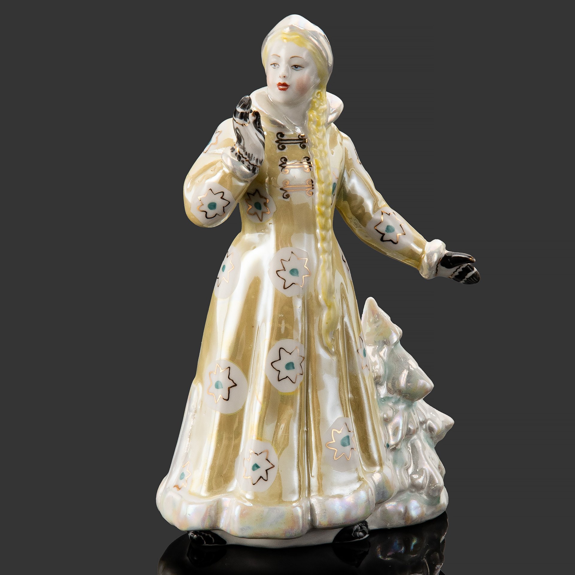 Статуэтка "Снегурочка", скульптор Н. А. Малышева, фарфор, роспись, люстр, золочение, Дулевский фарфоровый завод (Дулёво), СССР, 1956 г.