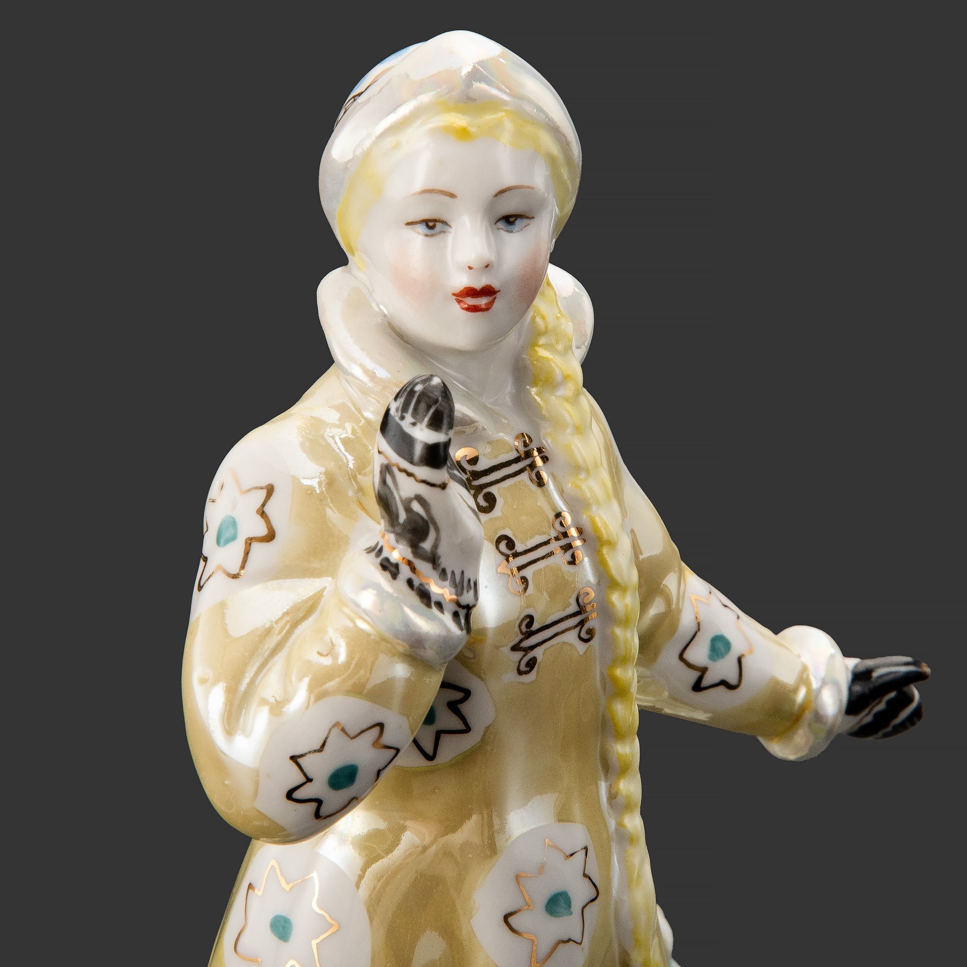 Статуэтка "Снегурочка", скульптор Н. А. Малышева, фарфор, роспись, люстр, золочение, Дулевский фарфоровый завод (Дулёво), СССР, 1956 г.