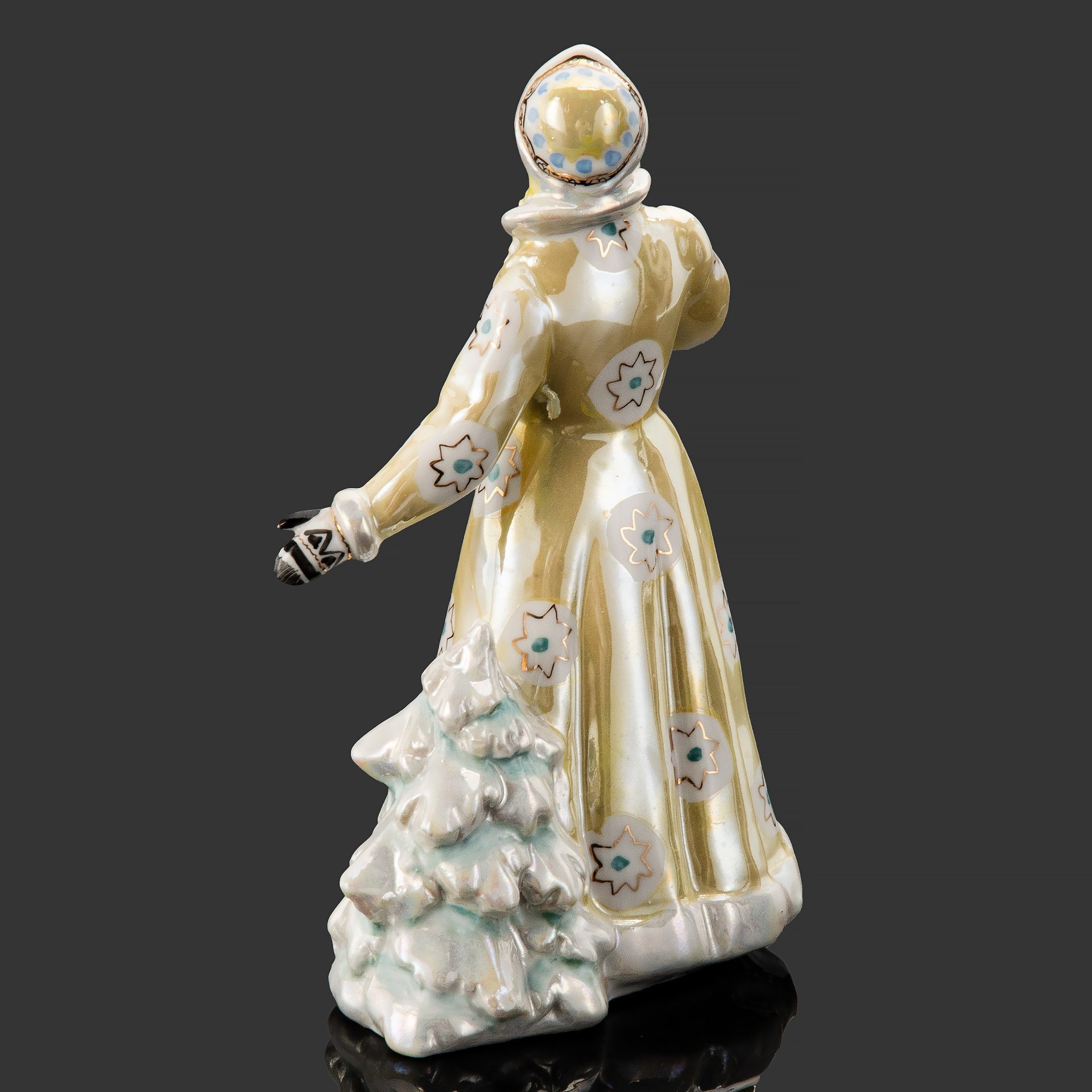 Статуэтка "Снегурочка", скульптор Н. А. Малышева, фарфор, роспись, люстр, золочение, Дулевский фарфоровый завод (Дулёво), СССР, 1956 г.