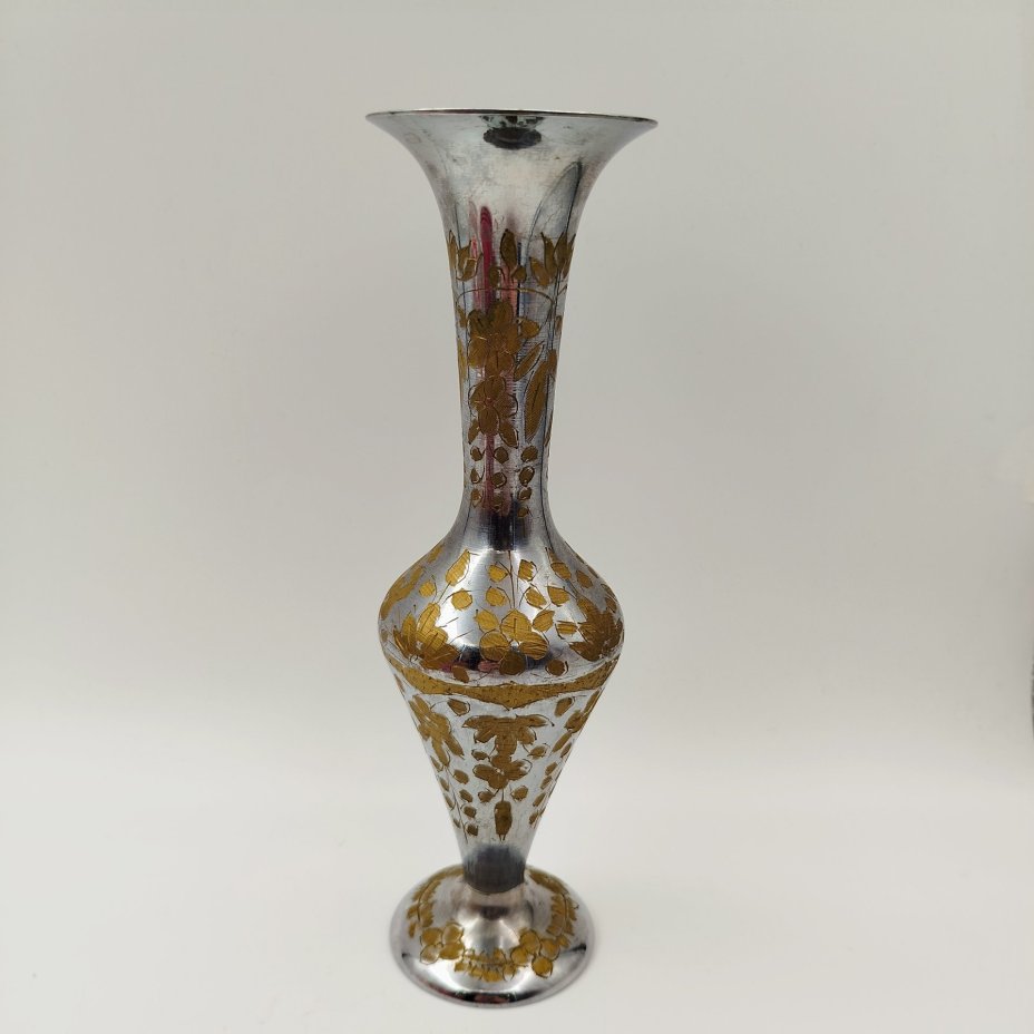 Ваза, декорированная растительным декором