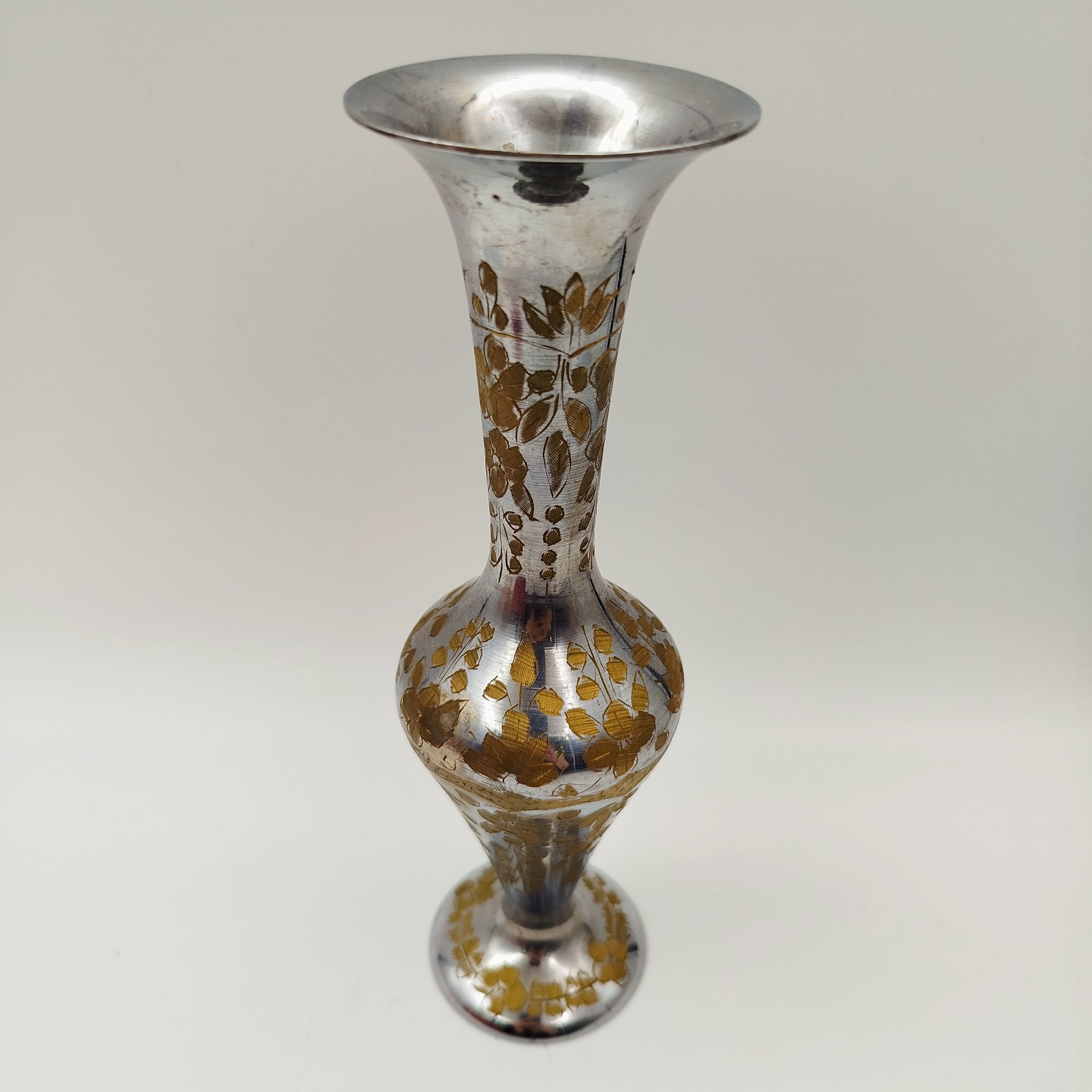 Ваза, декорированная растительным декором