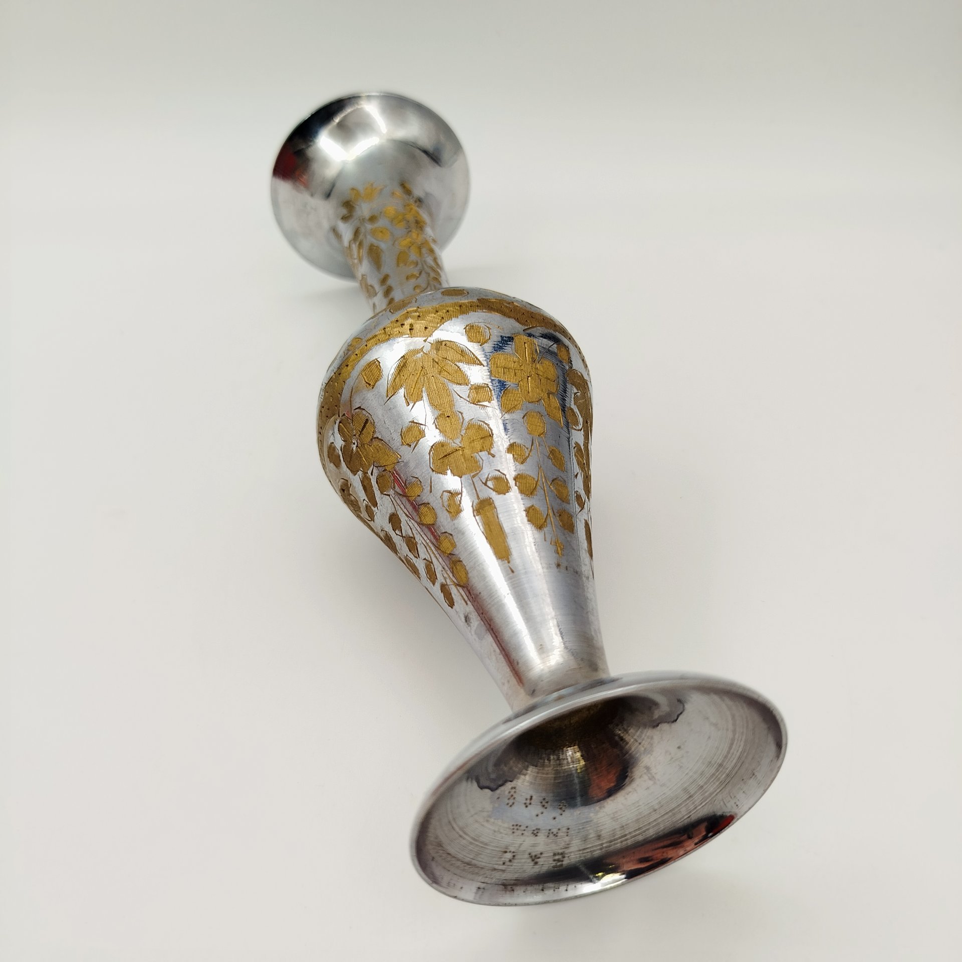 Ваза, декорированная растительным декором