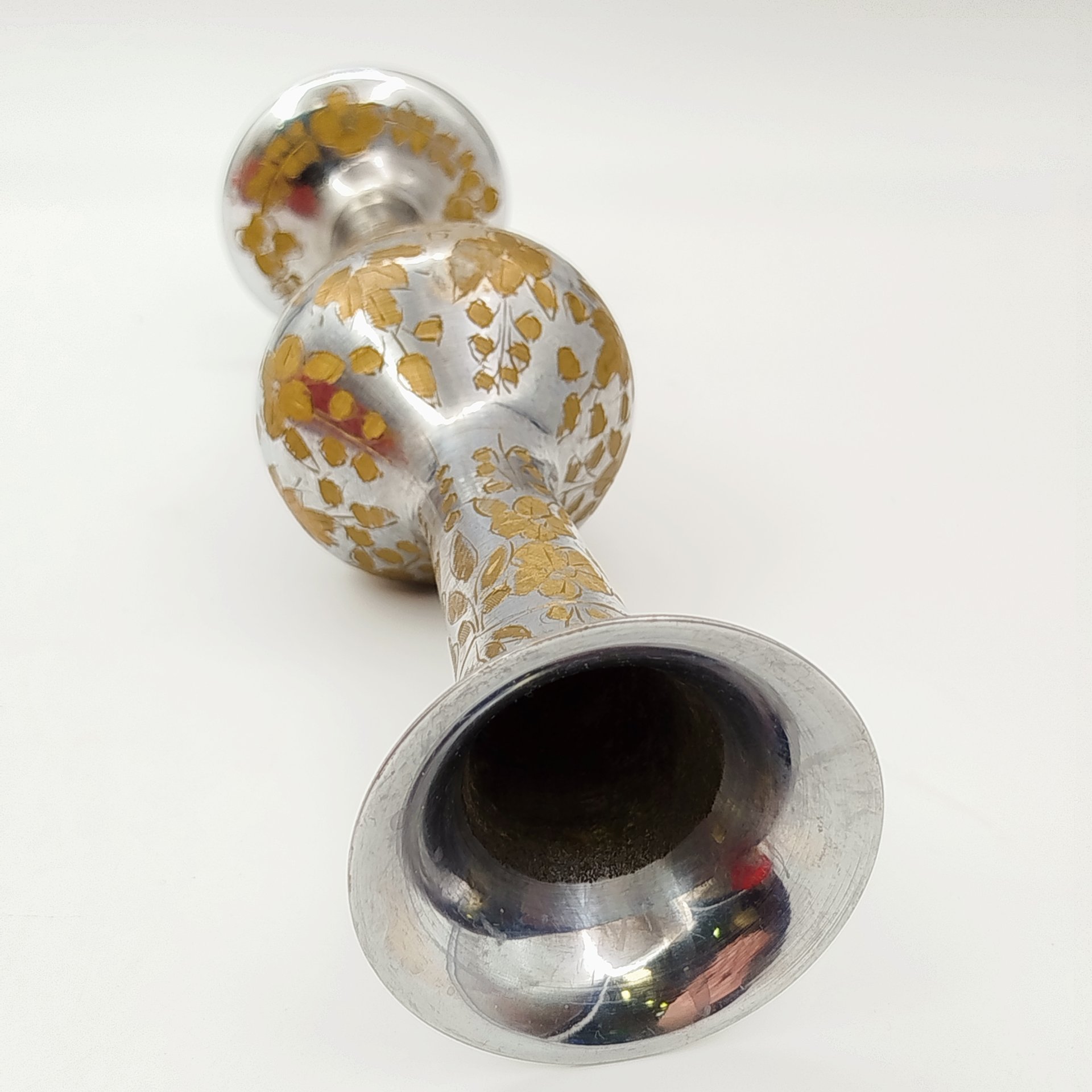 Ваза, декорированная растительным декором