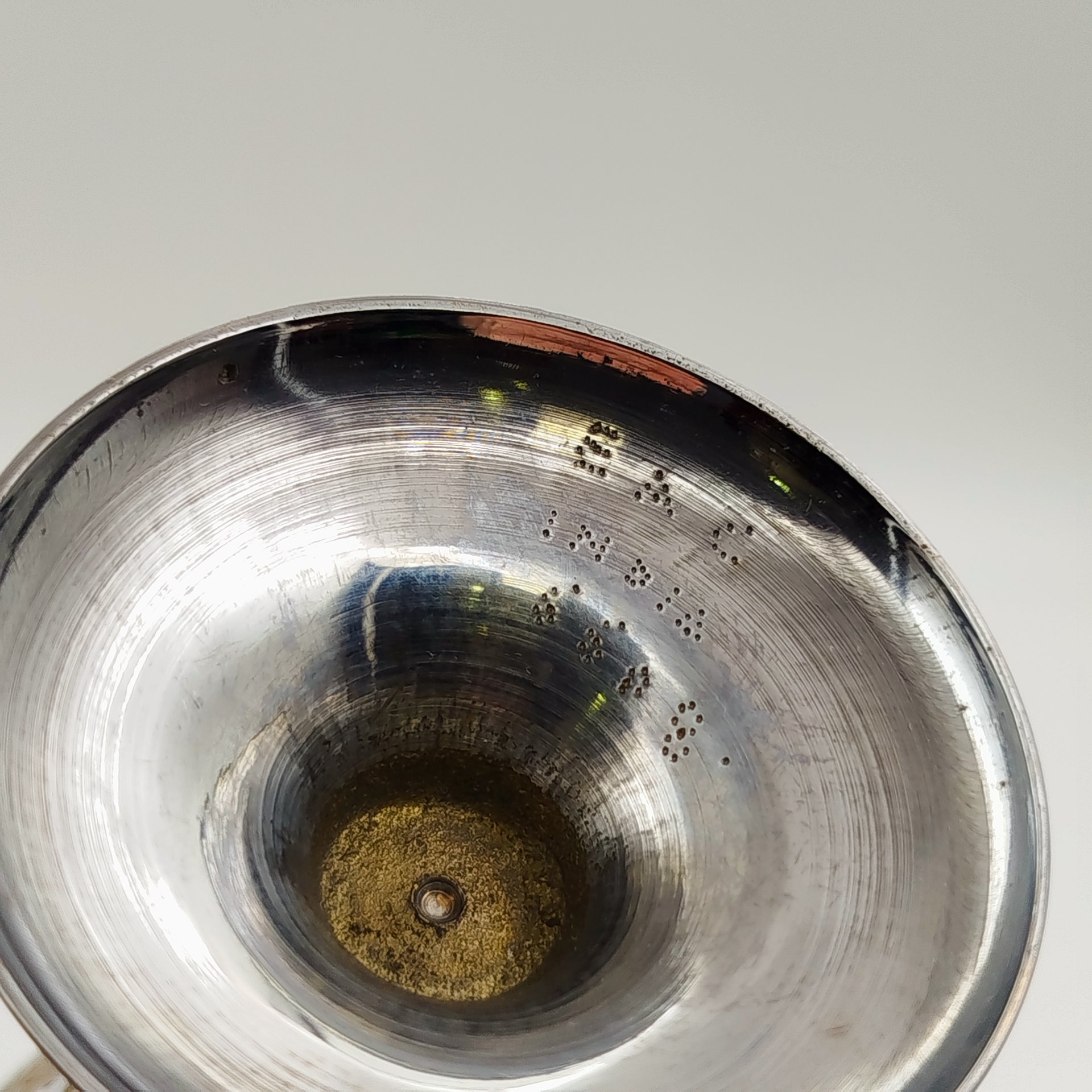 Ваза, декорированная растительным декором